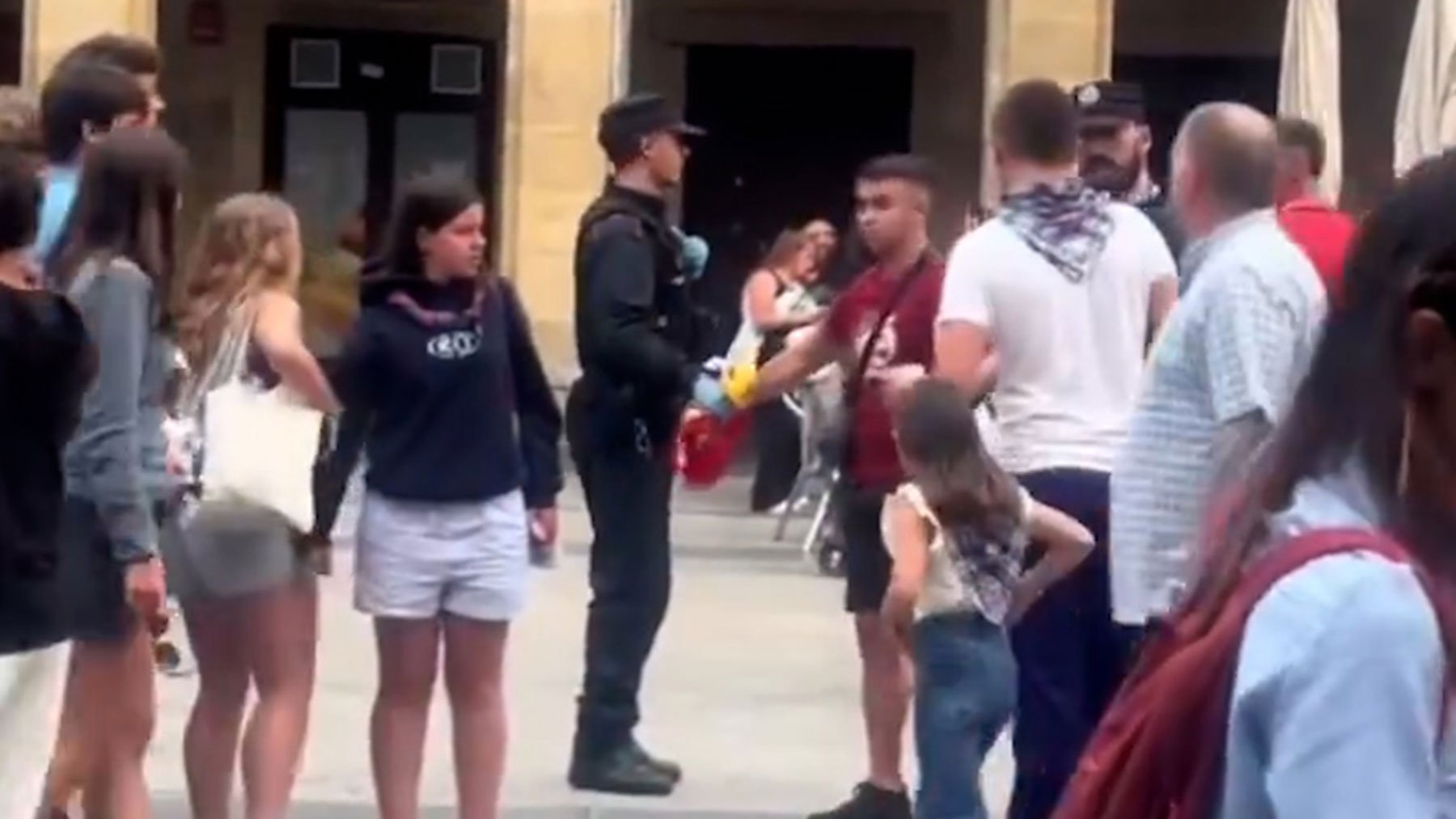 Momento en el que la policía identifica a los radicales en San Sebastián.