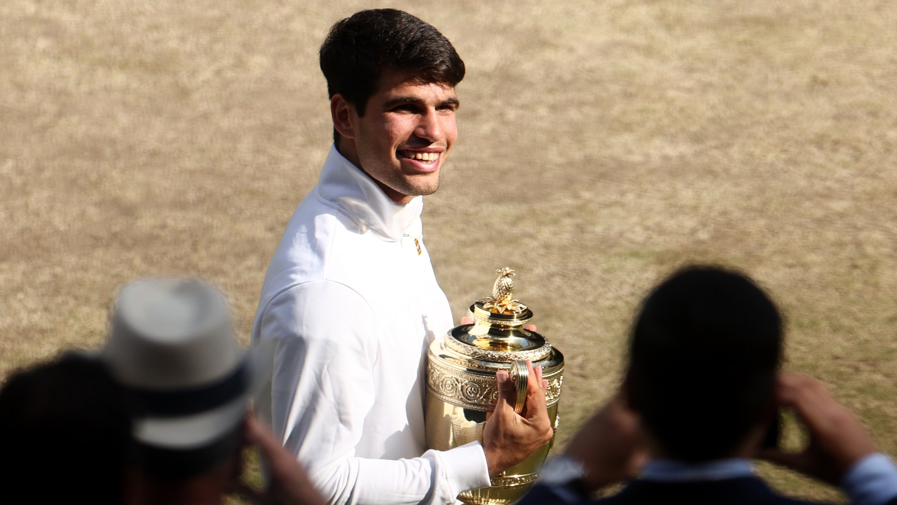 Carlos Alcaraz, con el título de campeón de Wimbledon. (Getty)