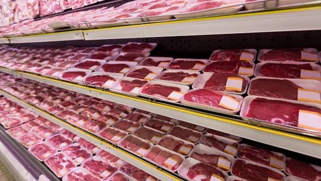 Foto de unas bandejas de carne para un supermercado.