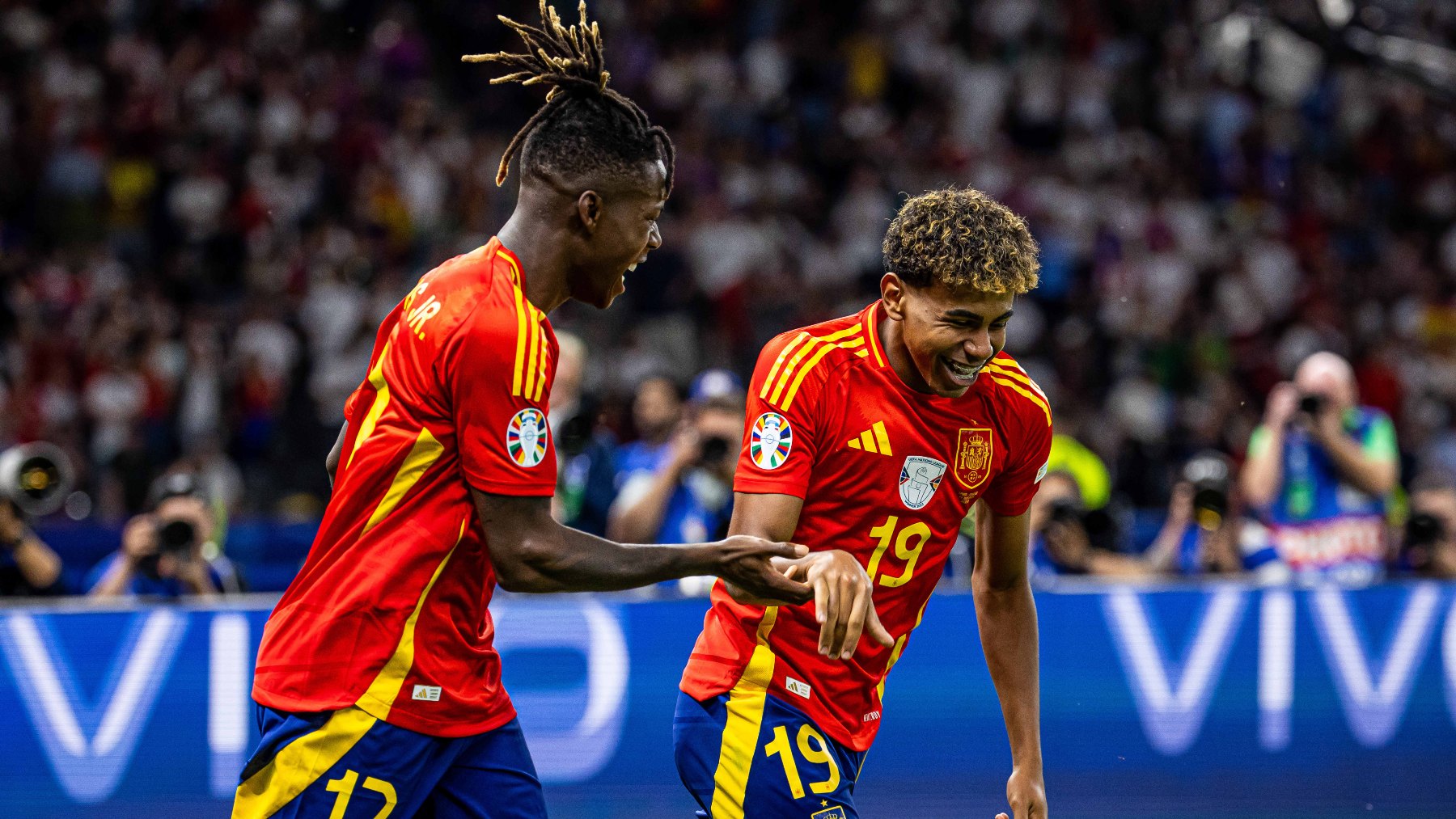 Lamine Yamal junto a Nico Williams. (Foto: EP)
