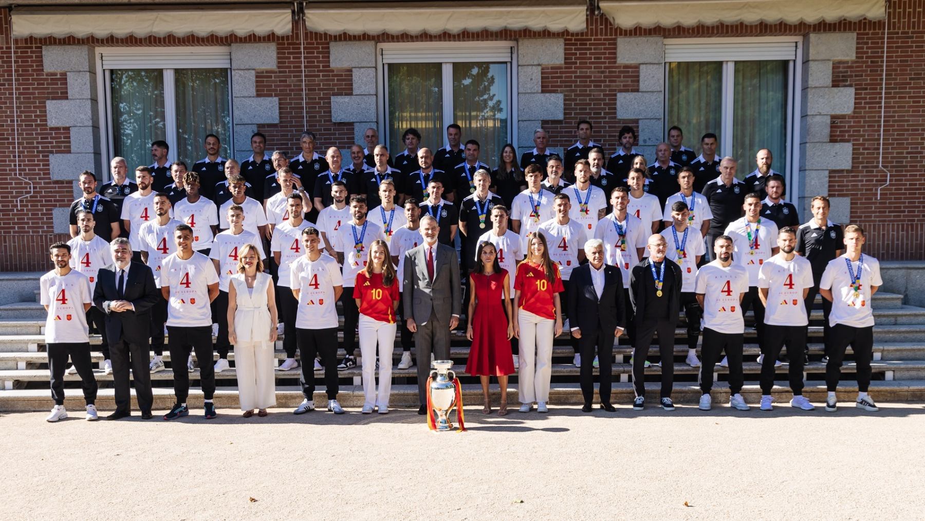 La foto de familia de la Casa Real con los jugadores de la selección española. (EP)