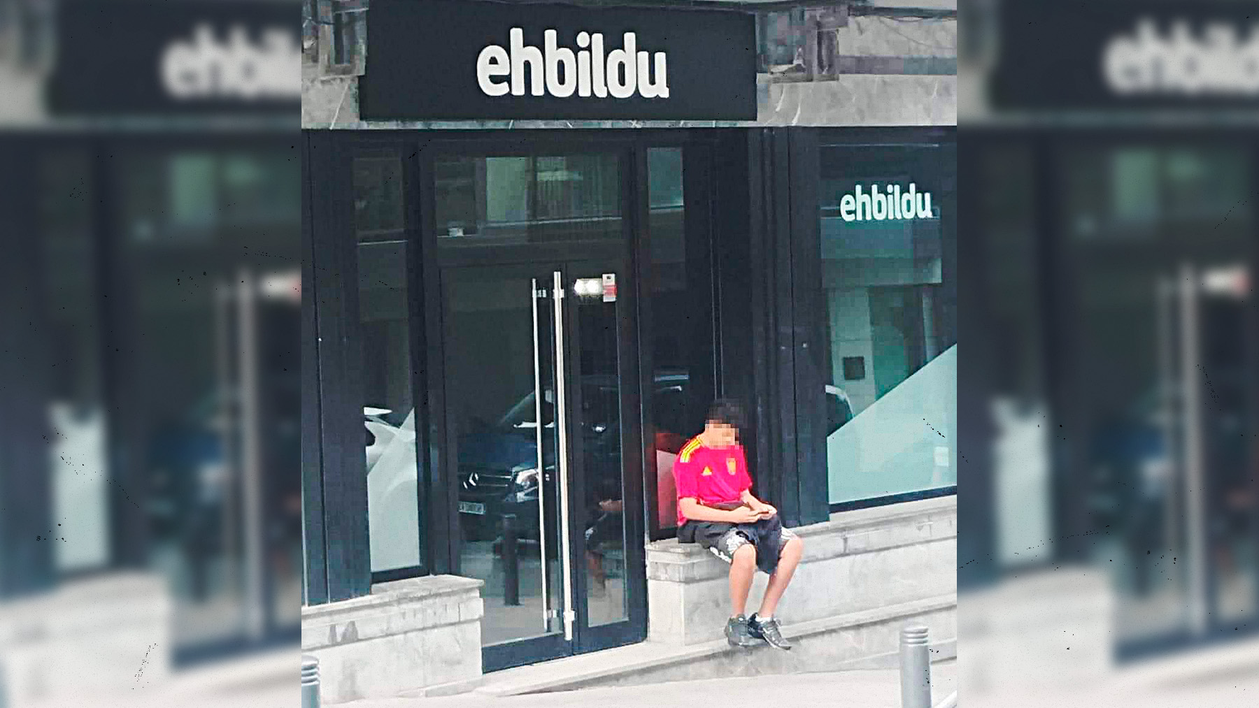 Niño español sentando en la sede de Bildu.