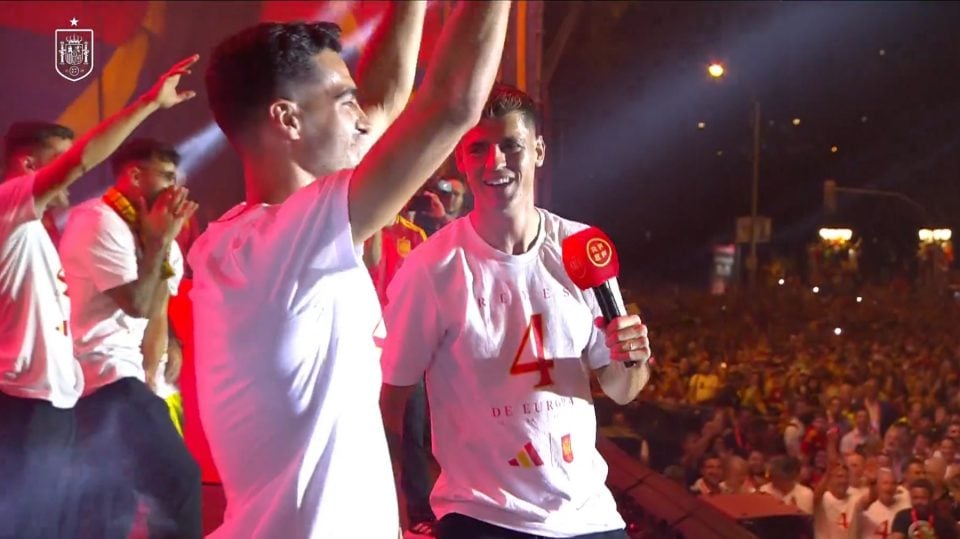 Los jugadores de la selección cantan ¡Gibraltar es español! en la celebración de la Eurocopa