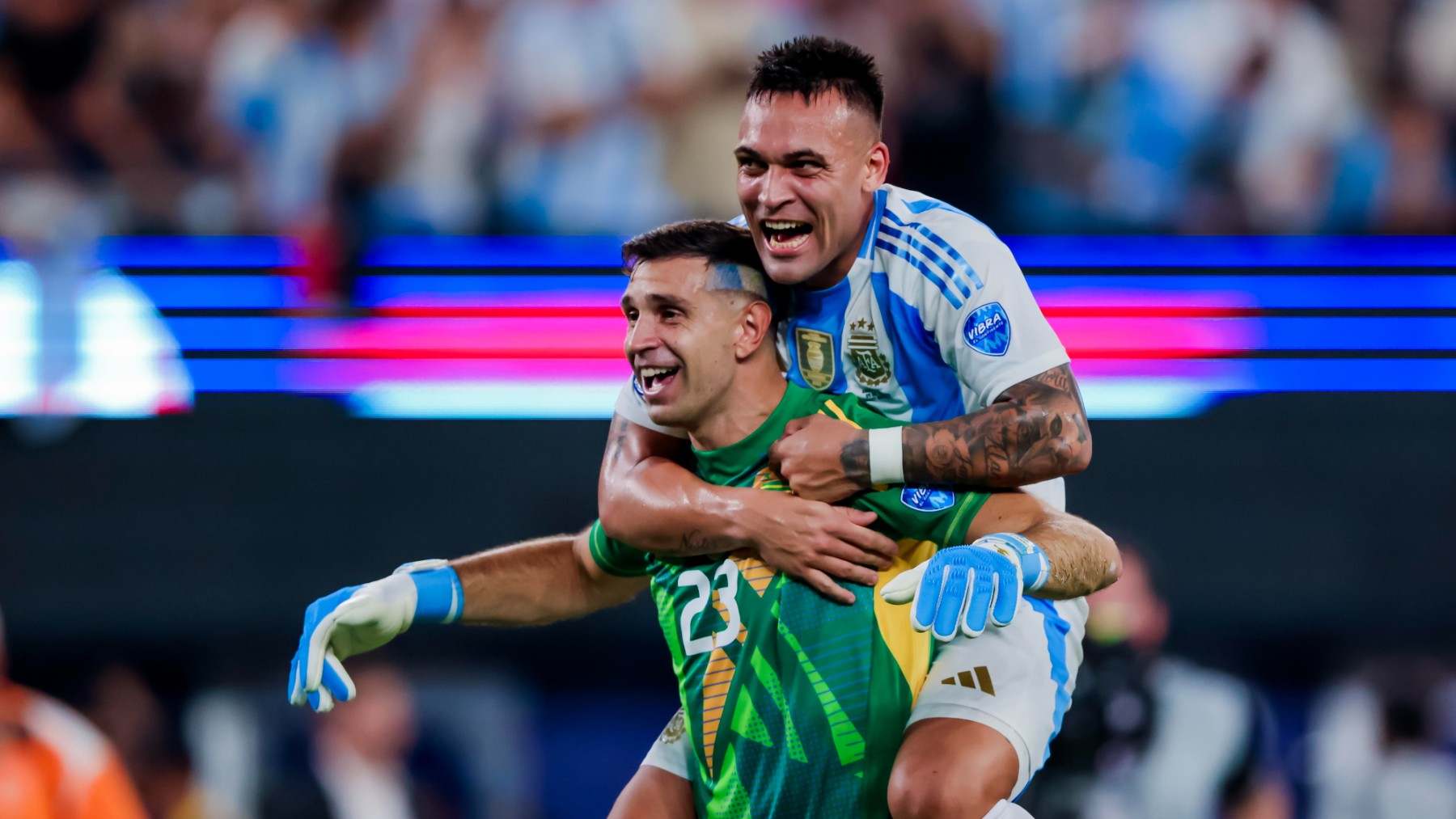 Lautaro celebra el triunfo de Argentina con el ‘Dibu’ Martínez. (EFE)