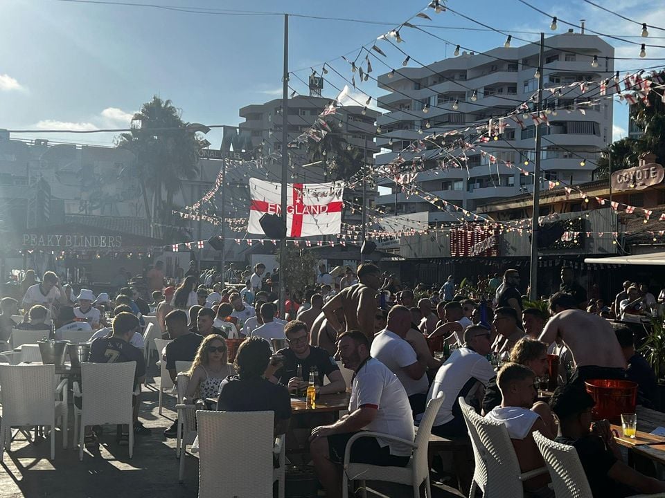 Aficionados miran la final de la Eurocopa en Calvià.