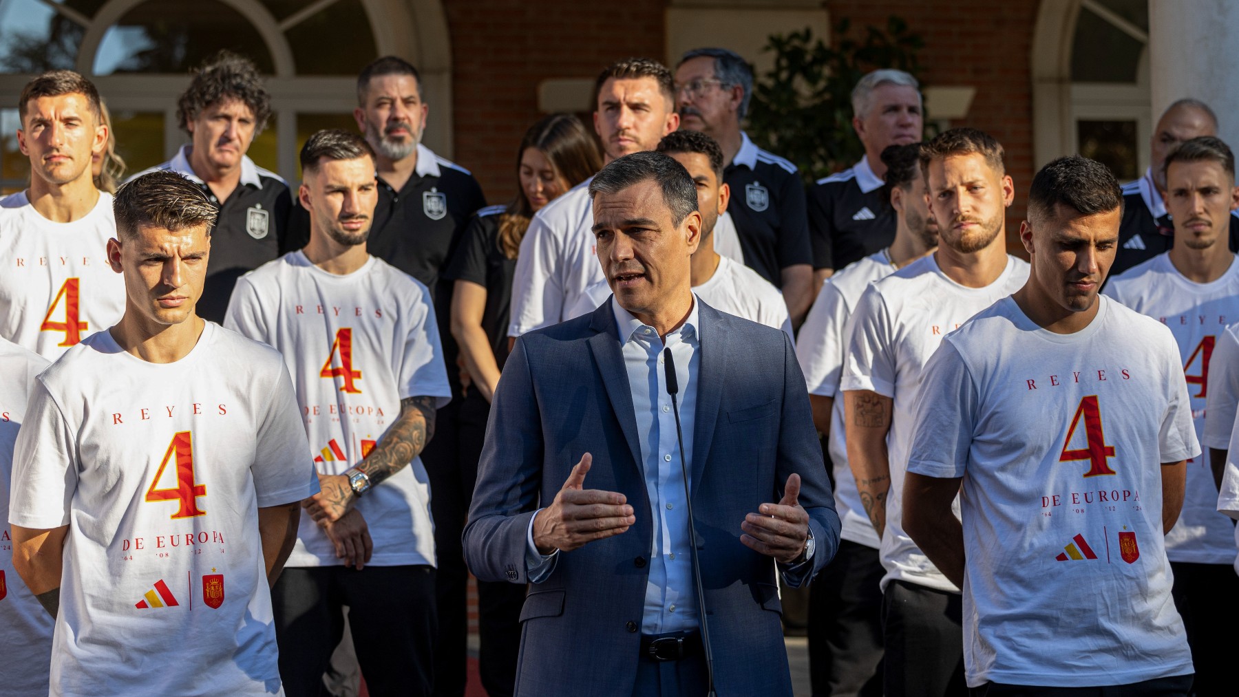 Pedro Sánchez con Álvaro Morata y Rodri Hernández. (EFE)