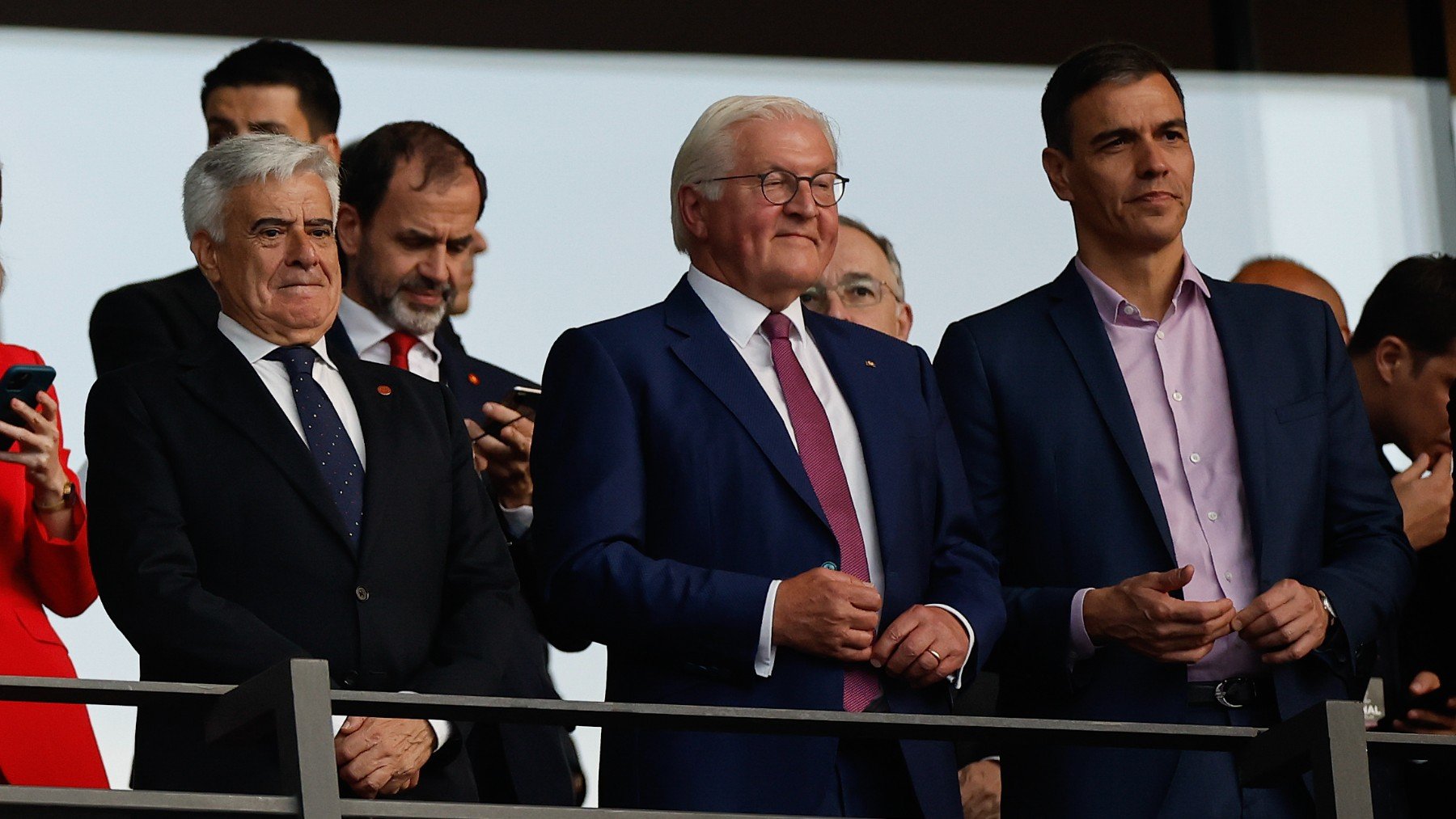 Pedro Sánchez junto al presidente de la RFEF, Rocha, y el presidente de Alemania, Frank-Walter Steinmeier. (EFE)