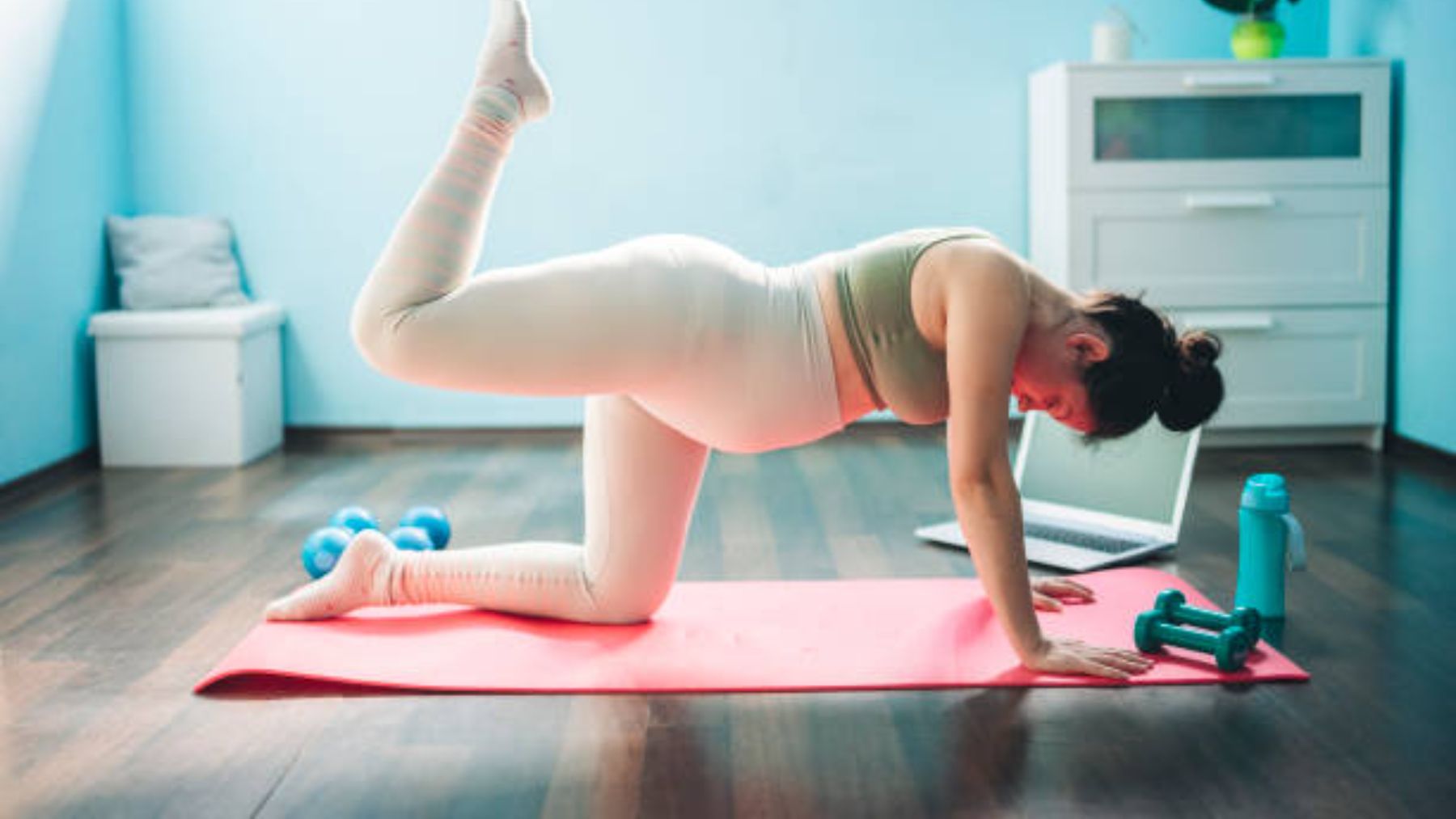 Mujer embarazada haciendo ejercicio.