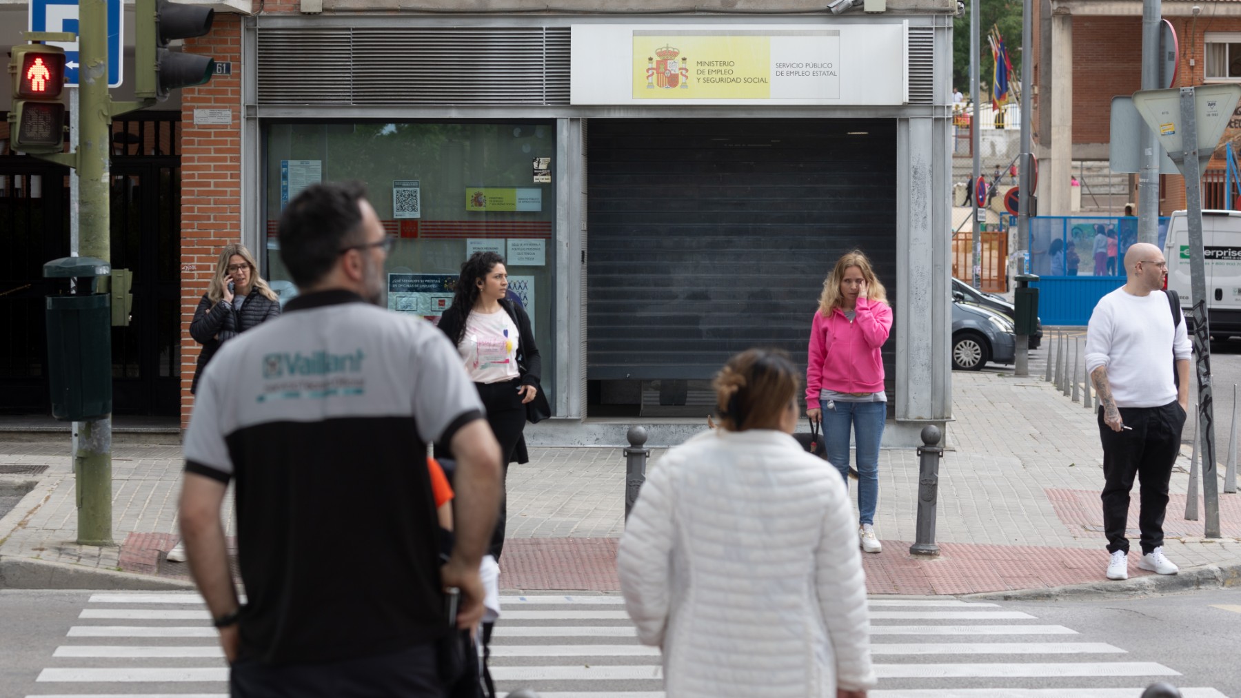 Varias personas frente a una oficina del SEPE. (EP)