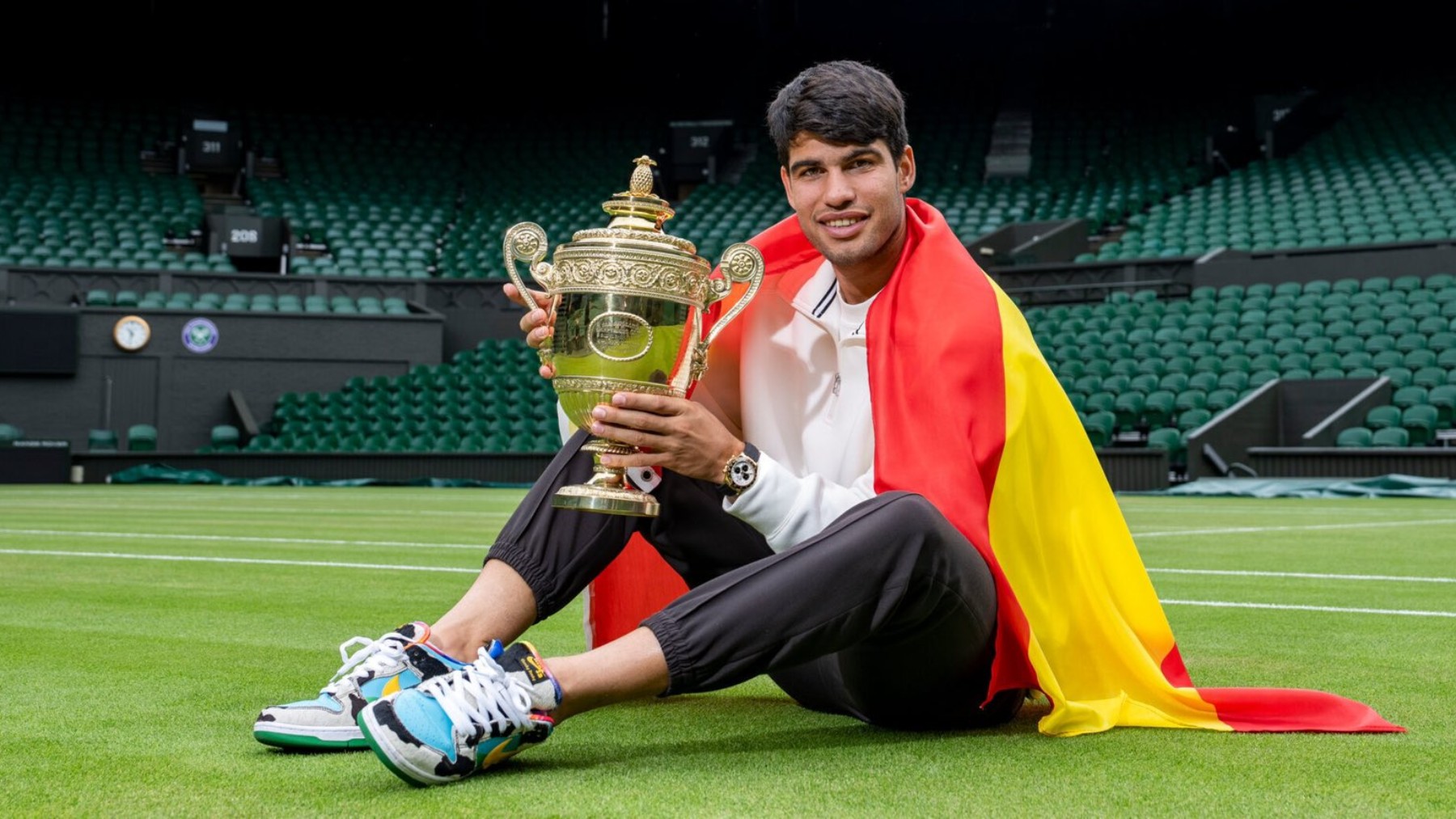 Alcaraz con la bandera de España.