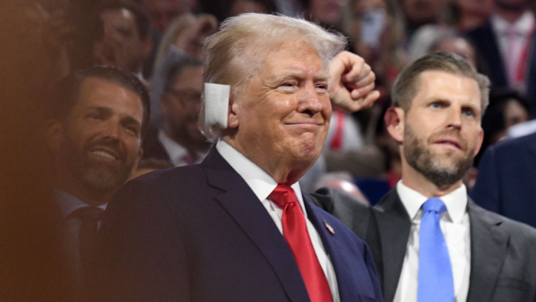 Donald Trump reaparece con la oreja vendada.