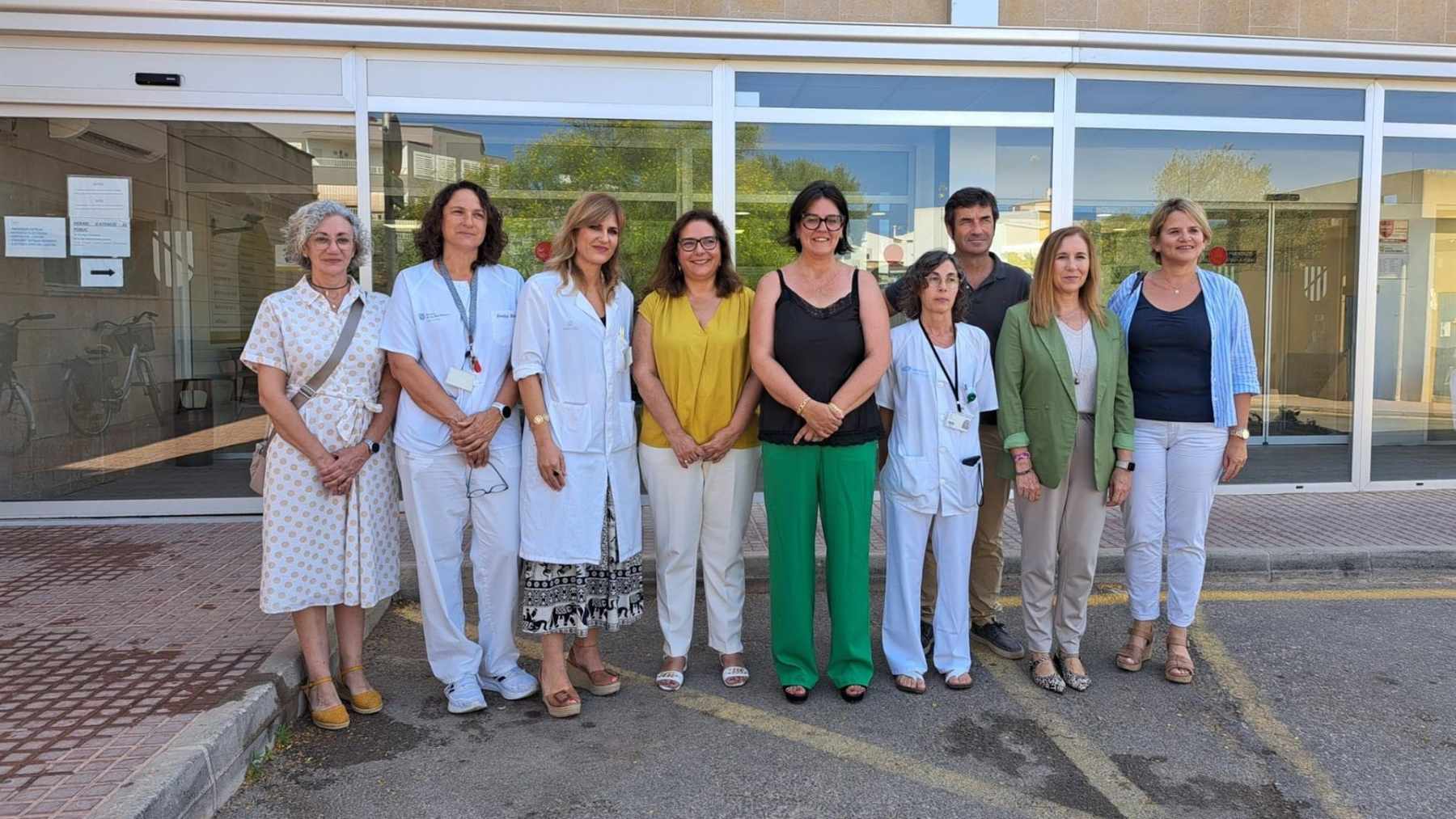La consellera de Salud, Manuela García, visita el centro de salud Canal Salat de Ciutadella.