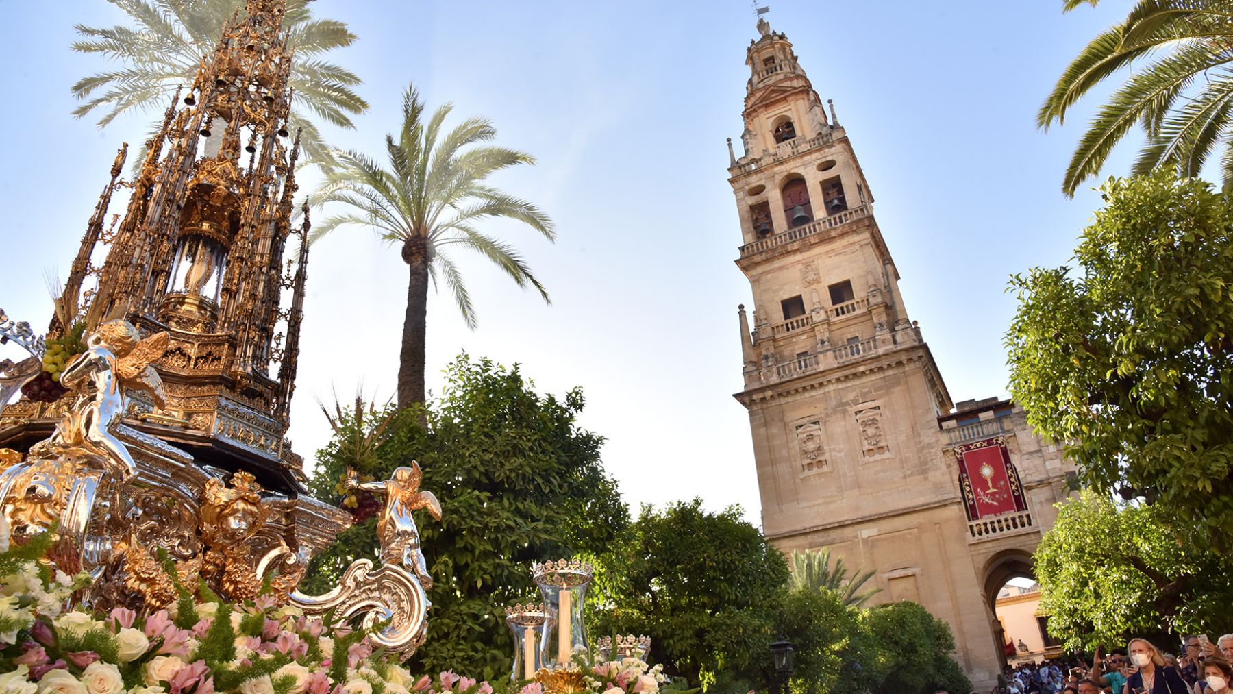 Una procesión en el interior del Patio de los Naranjos de la Mezquita-Catedral de Córdoba. (EP)