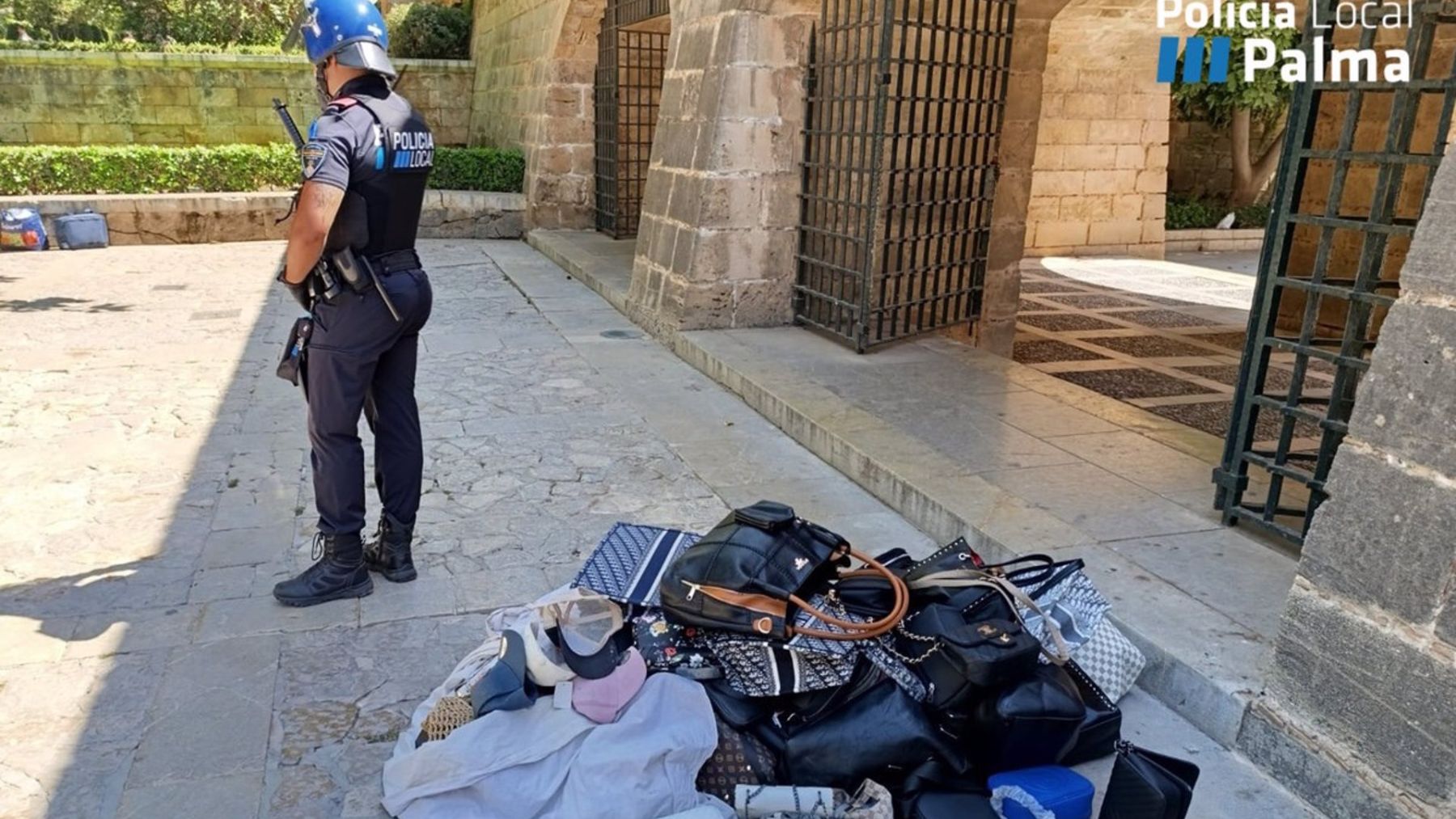 Una operación policial contra la venta ambulante en Palma.