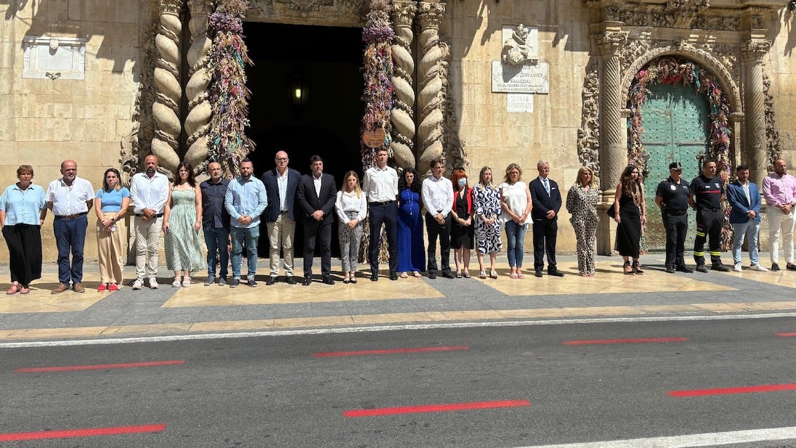Minuto de silencio guardado este lunes por la corporación municipal a las puertas del Ayuntamiento de Alicante.