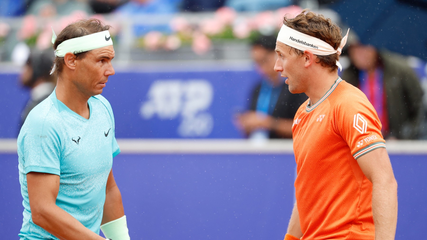 Rafa Nadal y Casper Ruud, en un partido en Bastad. (EFE)