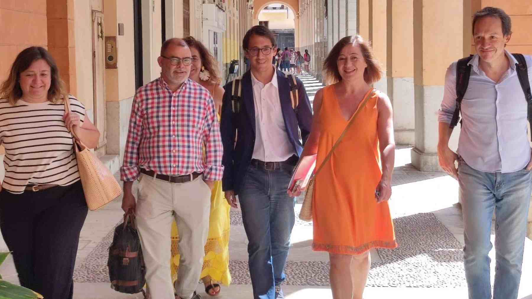 Francina Armengol con diputados del PSOE en el Parlament balear, hoy, en Palma.
