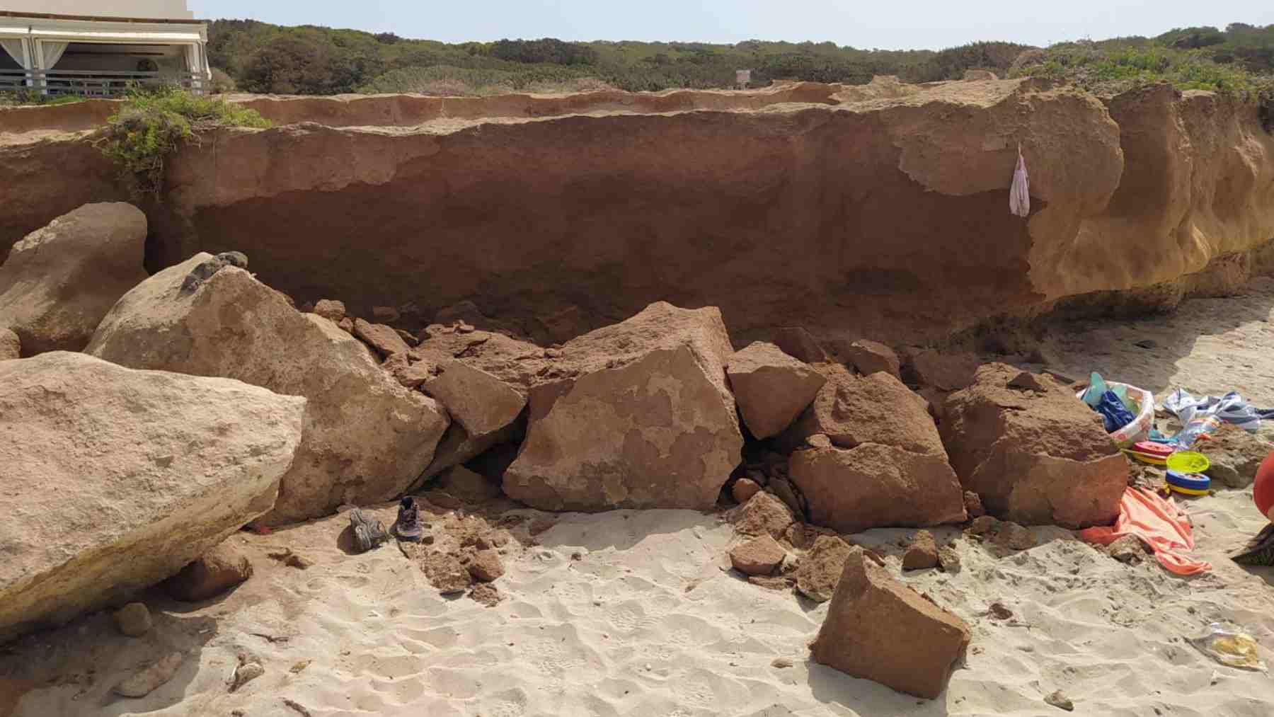 Desprendimiento de rocas que ha provocado la muerte de la bebé en Formentera. EFE / Consell de Formentera