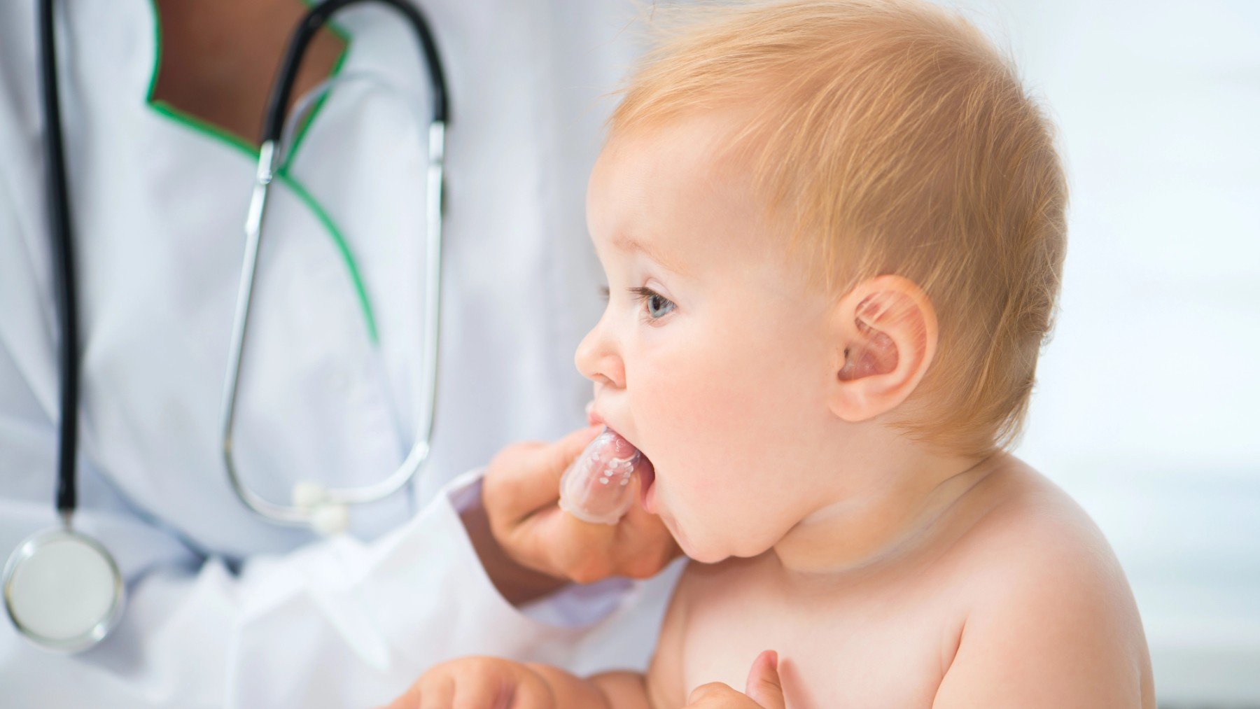Un bebé en una revisión con un odontopediatra.