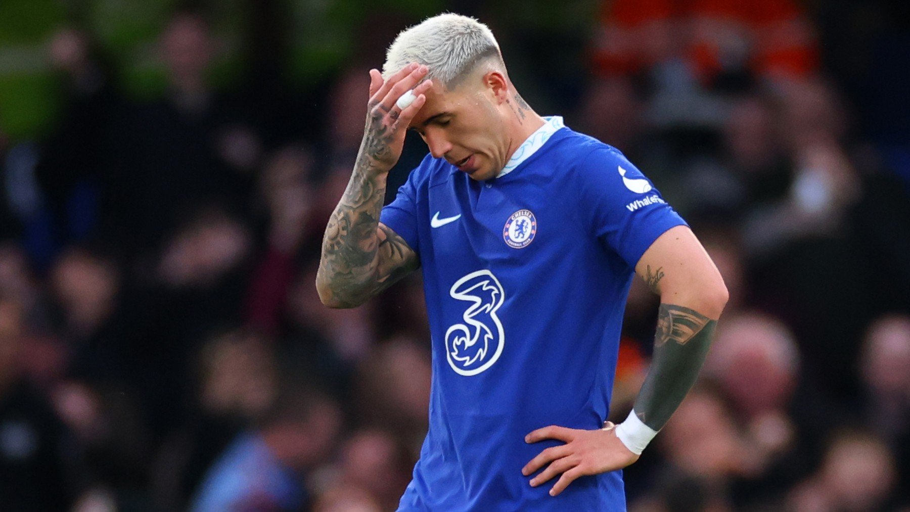 Enzo Fernández se lamenta durante un partido con el Chelsea. (Getty)