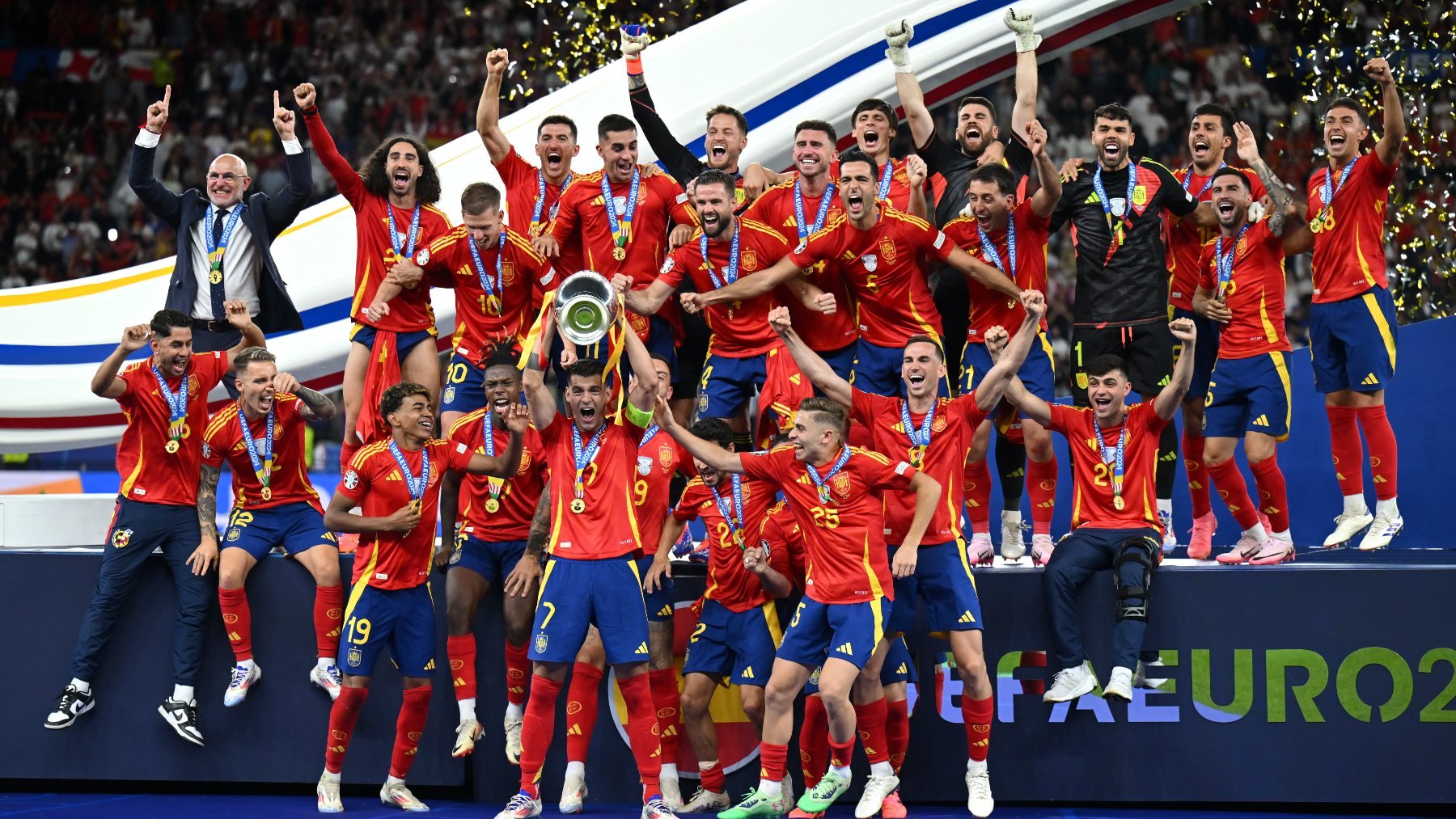 Los jugadores de la selección española levantan el trofeo de la Eurocopa. (Getty)