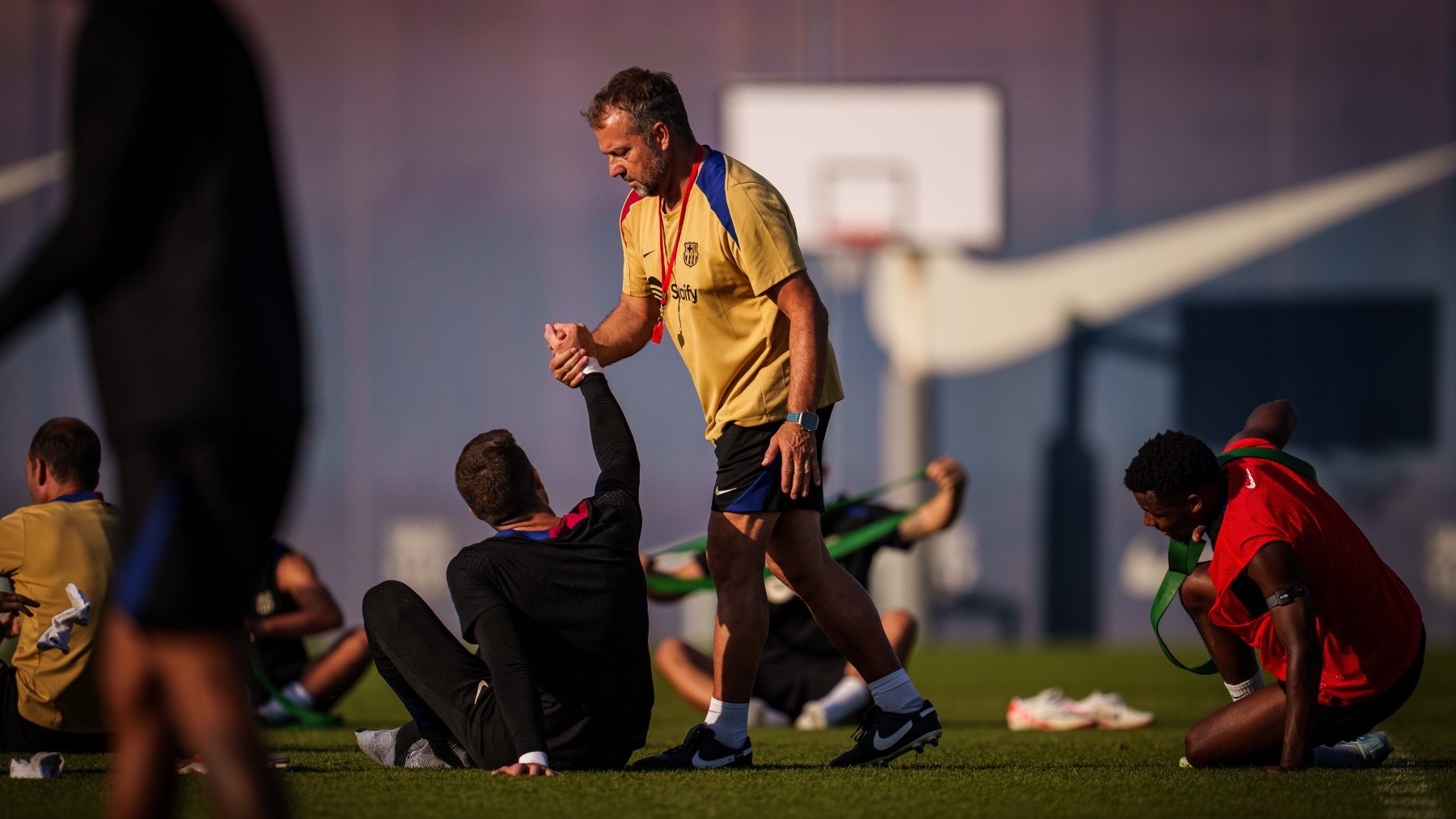 Hansi Flick, durante un entrenamiento del Barcelona. (FCBarcelona_es)
