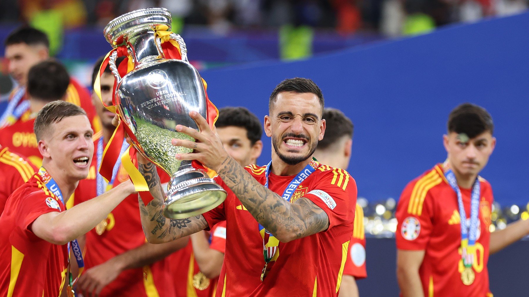 Joselu Mato con la Eurocopa ganada por España. (Getty)