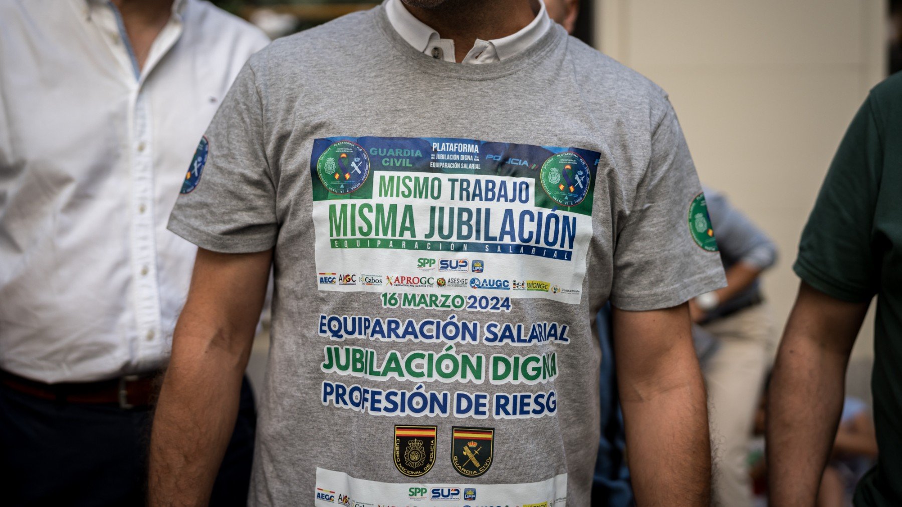 Un manifestante con una camiseta de la equiparación salarial y jubilación digna. (EP)