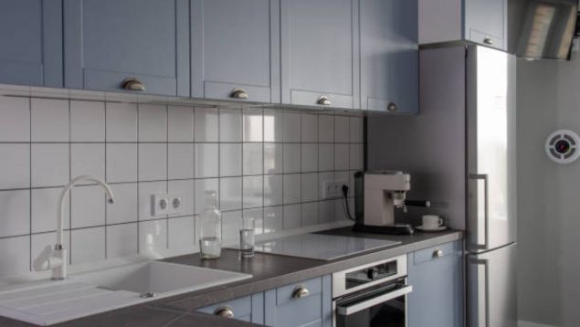 Foto de una cocina pequeña con muebles en gris y de estilo minimalista.