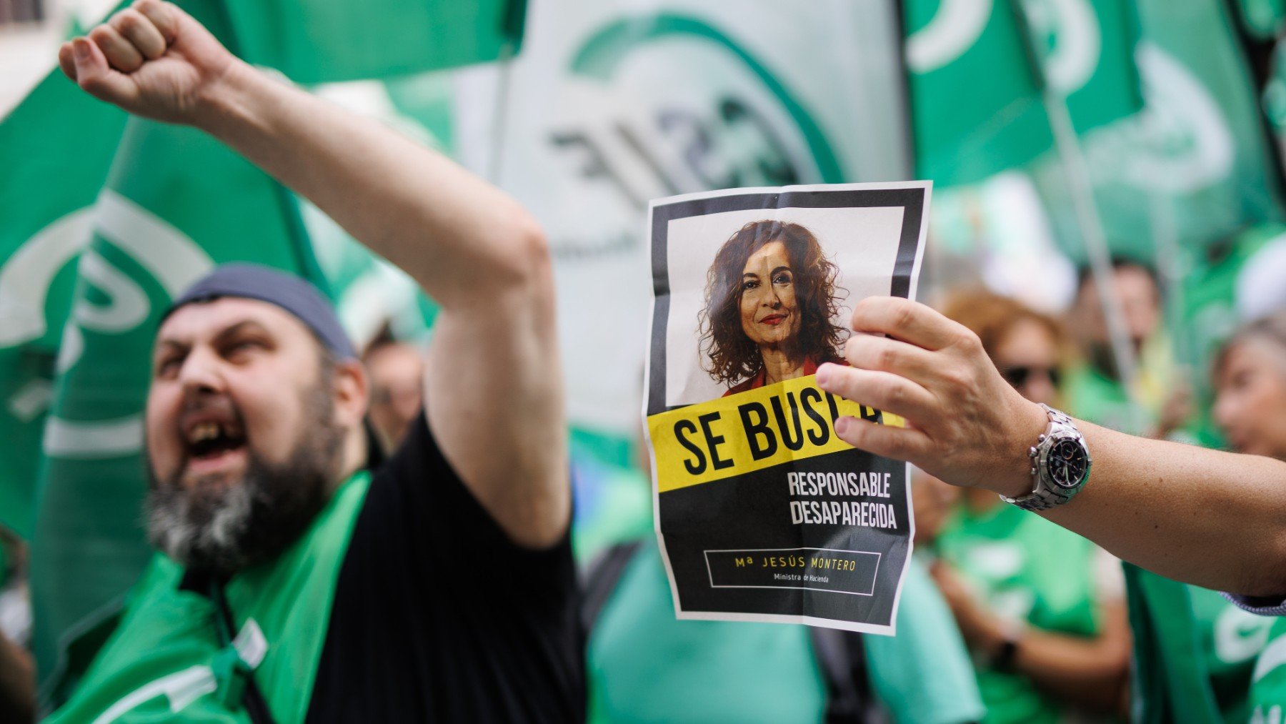 Un hombre sujeta un cartel con la cara de la vicepresidenta primera y ministra de Hacienda, María Jesús Montero. (EP)