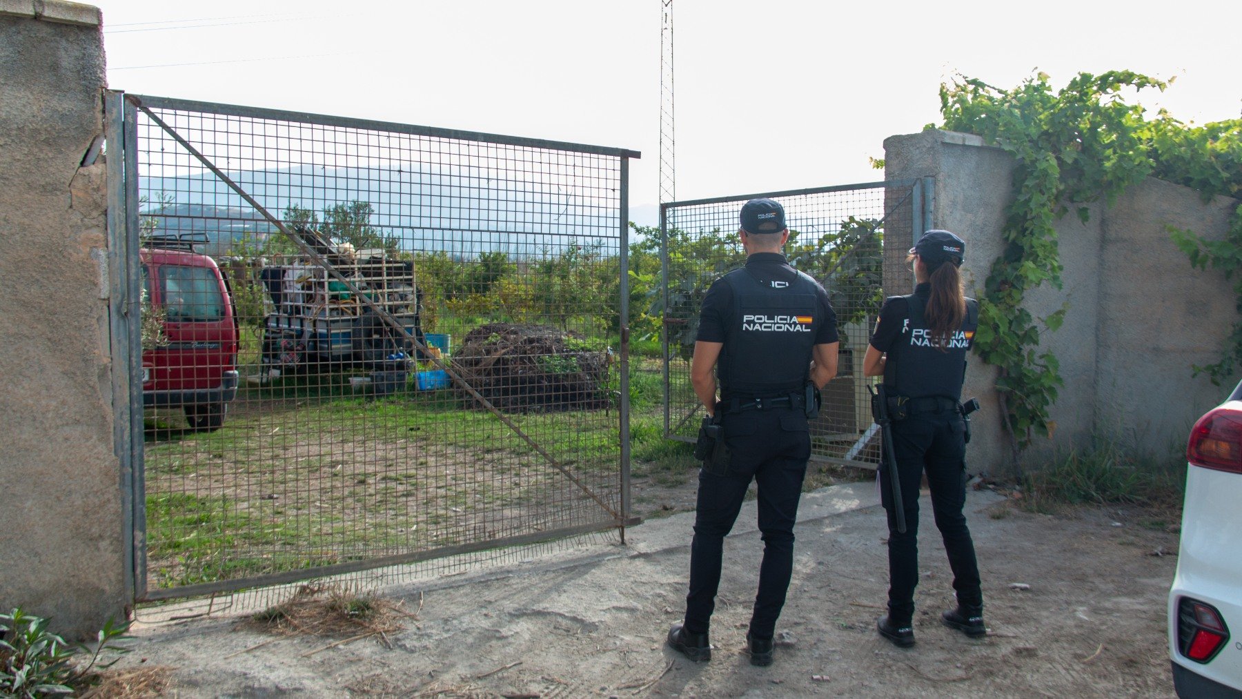 Agentes de la Policía Nacional en el cortijo donde ha sido hallada muerta una mujer en Motril.