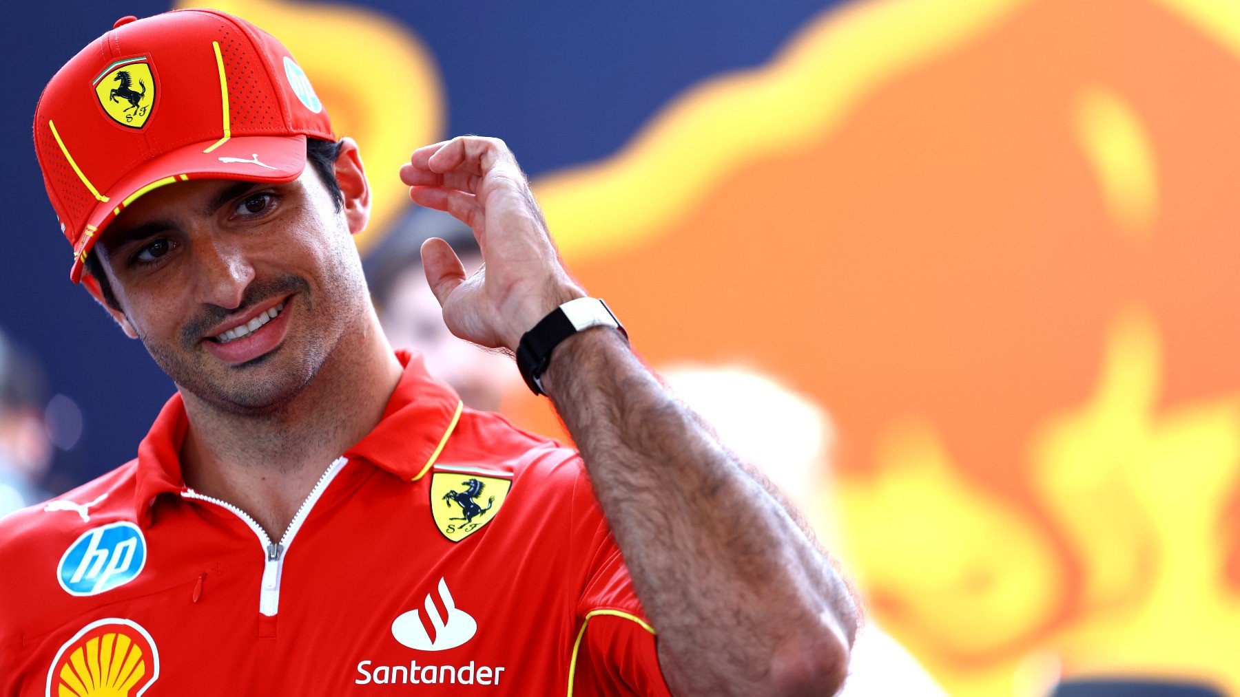 Carlos Sainz sonriente a su llegada a Hungaroring. (Getty)