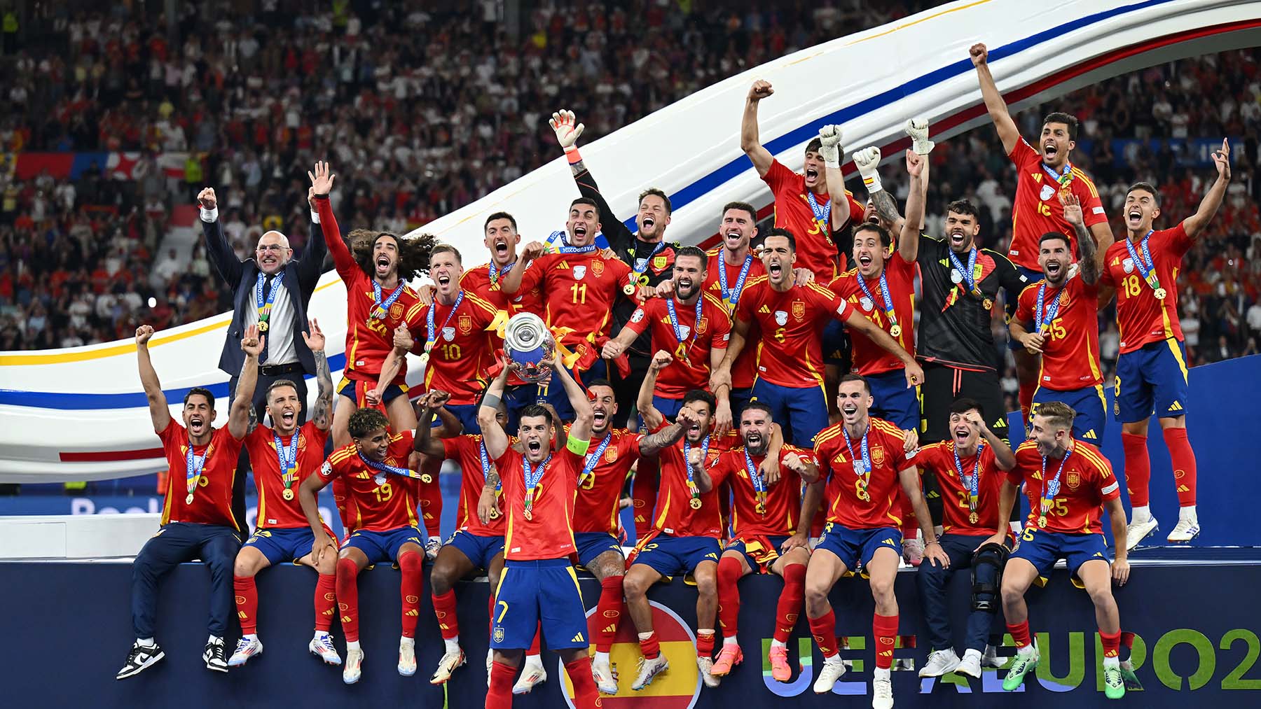 La Selección Española de Fútbol tras ganar la Eurocopa en Berlín.