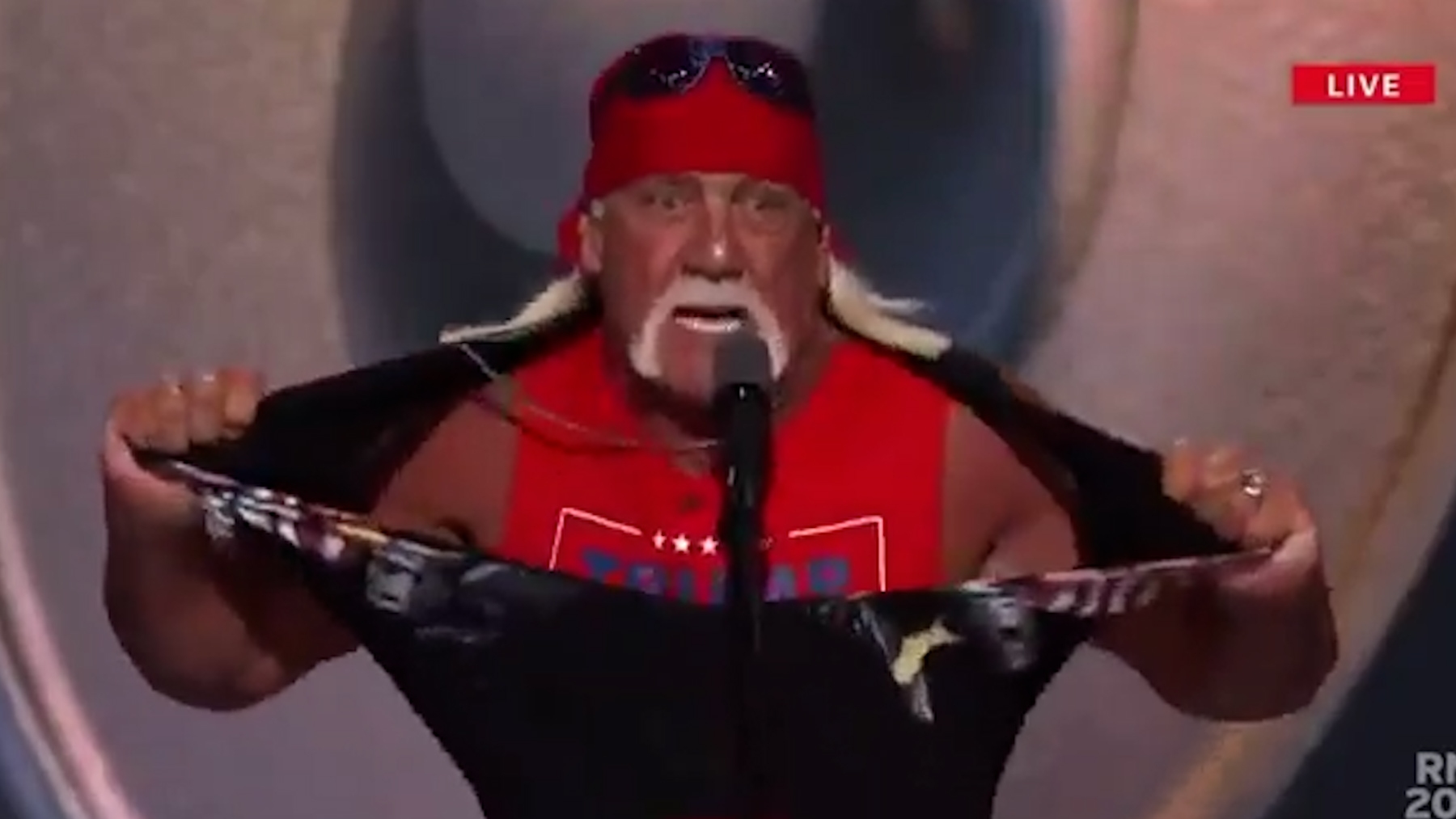 Hulk Hogan apoyando a Trump.
