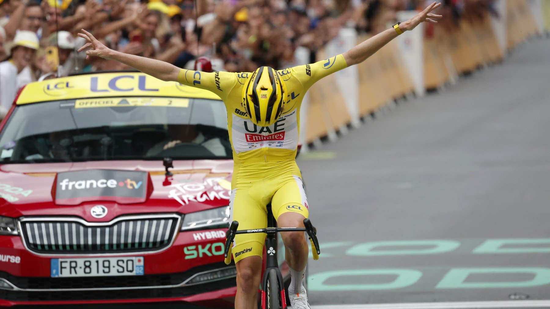 Tadej Pogacar celebra el triunfo de etapa en el Tour de Francia. (EFE)