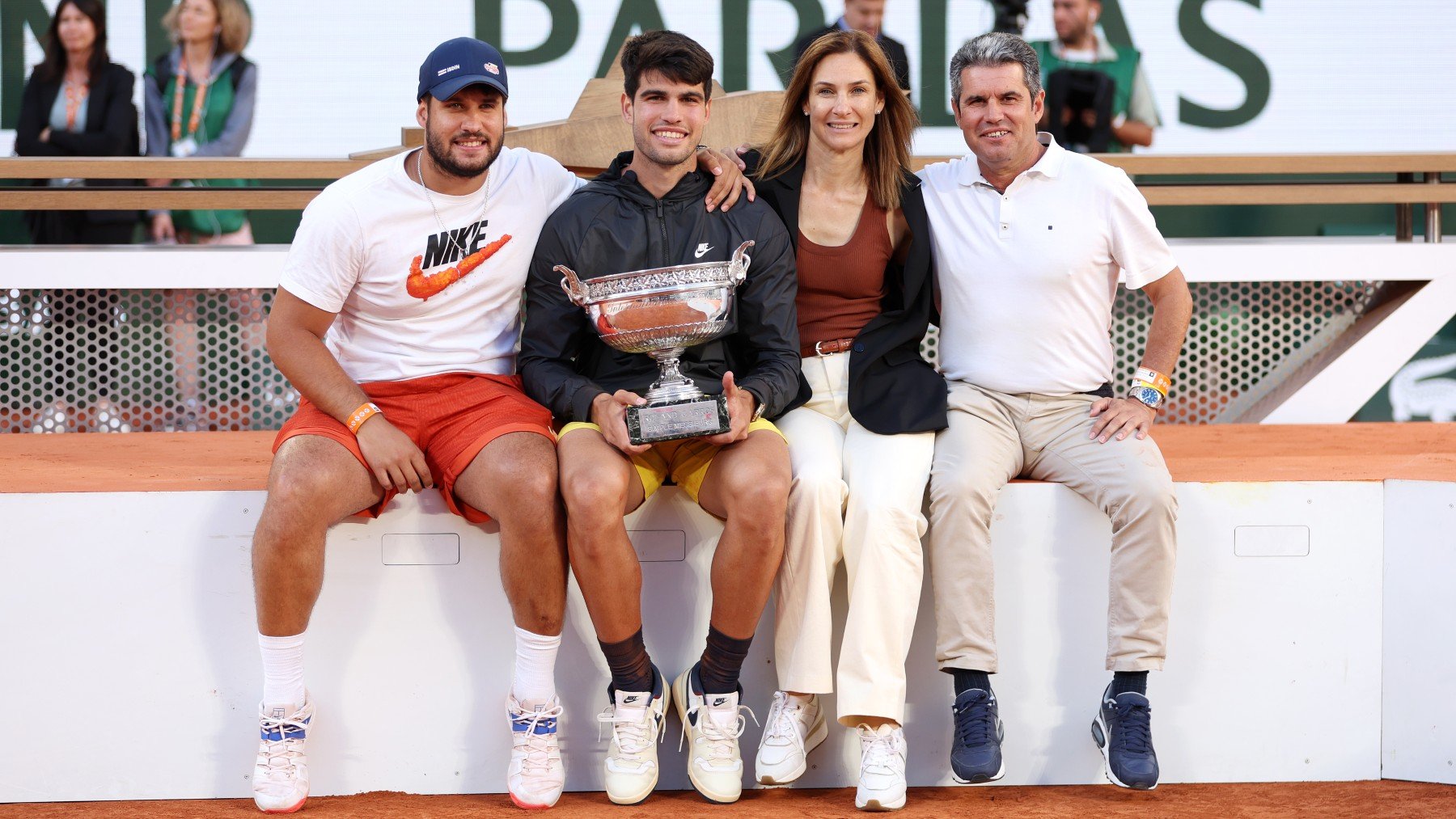 Carlos Alcaraz, junto a parte de su familia. (Getty)