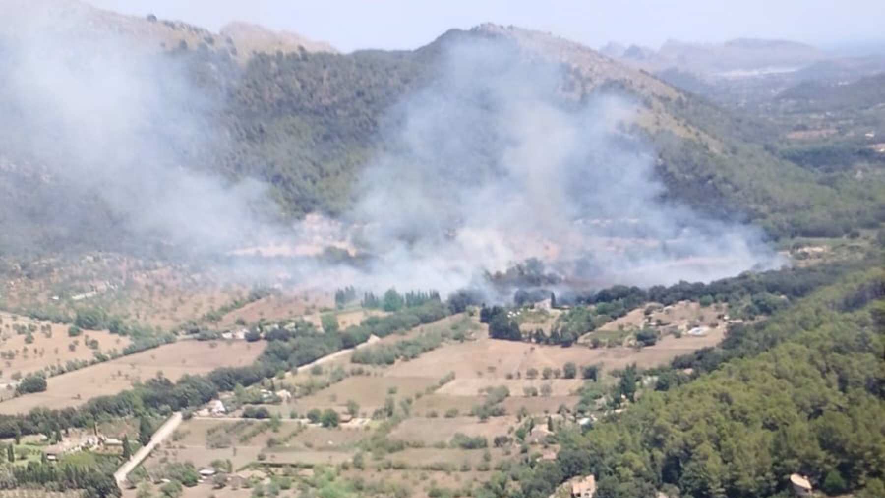Bomberos de Mallorca e Ibanat trabajan en la extinción de un incendio forestal declarado en Pollença