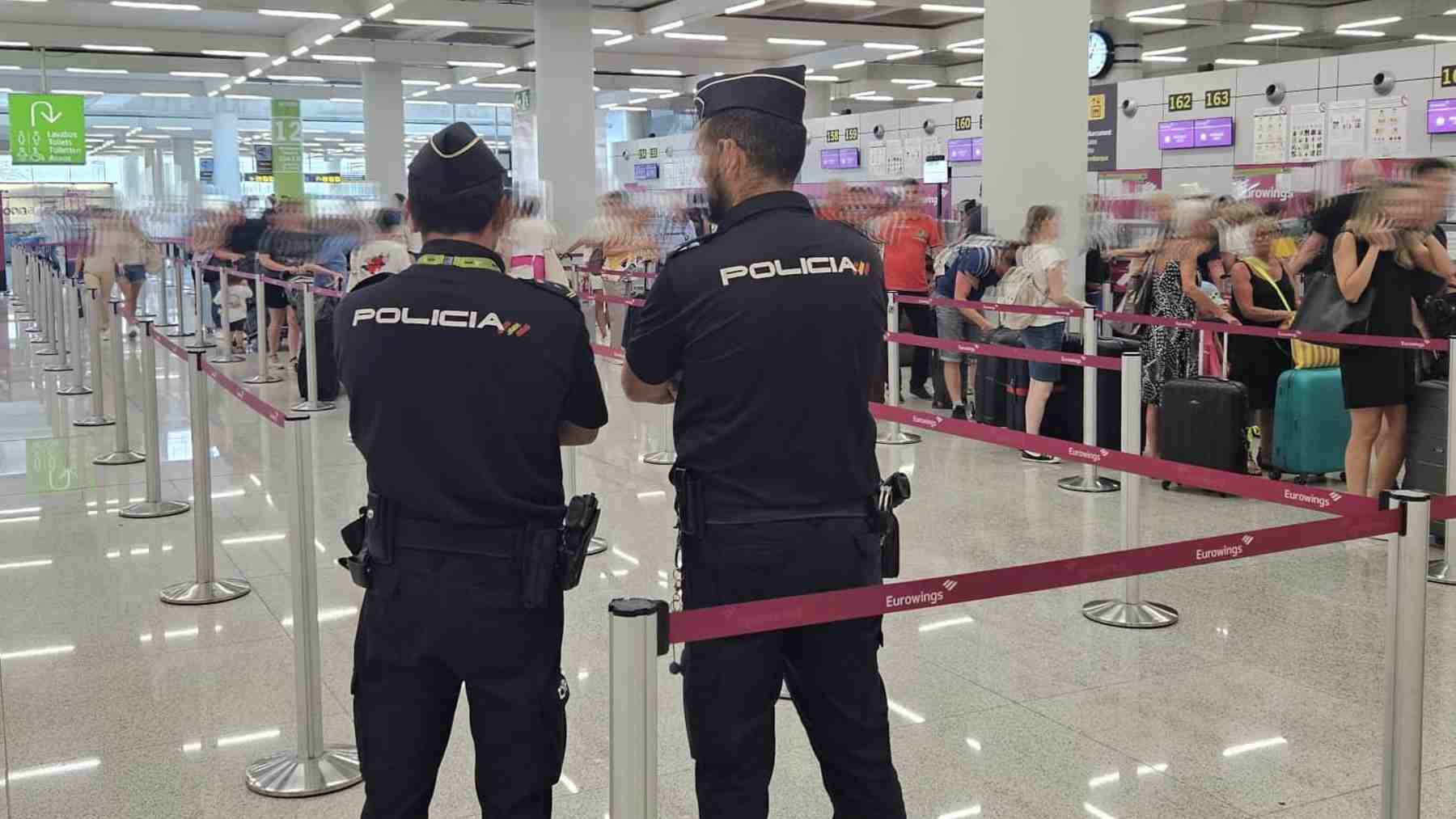 Dos agentes de la Policía Nacional en el aeropuerto de Palma.