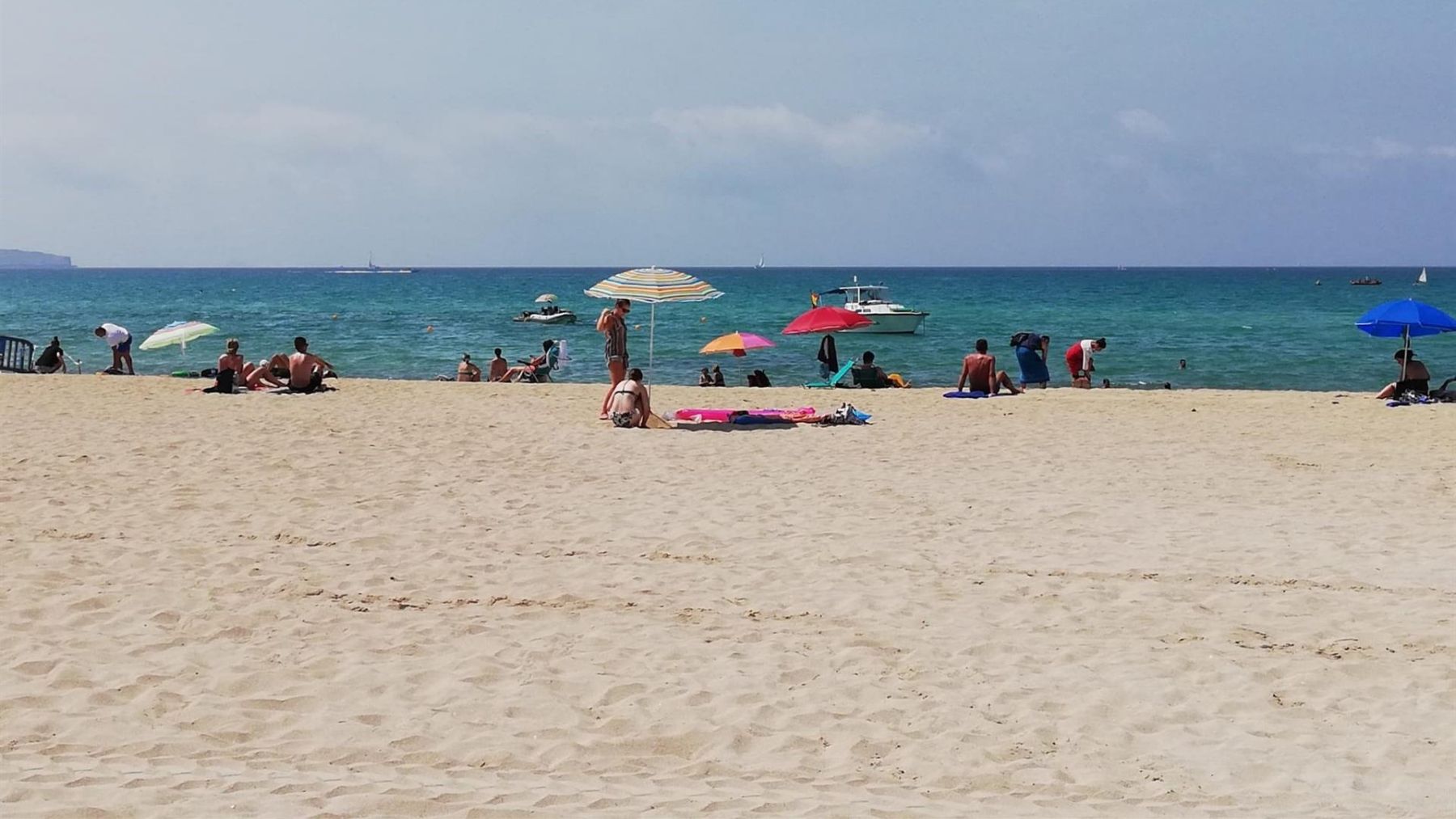 Bañistas en la Playa de Palma. (Europa Press)