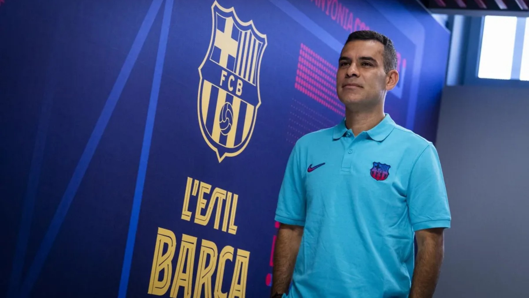 Rafa Márquez posa tras ser presentado como entrenador del filial del Barça. (fcbarcelona.cat)