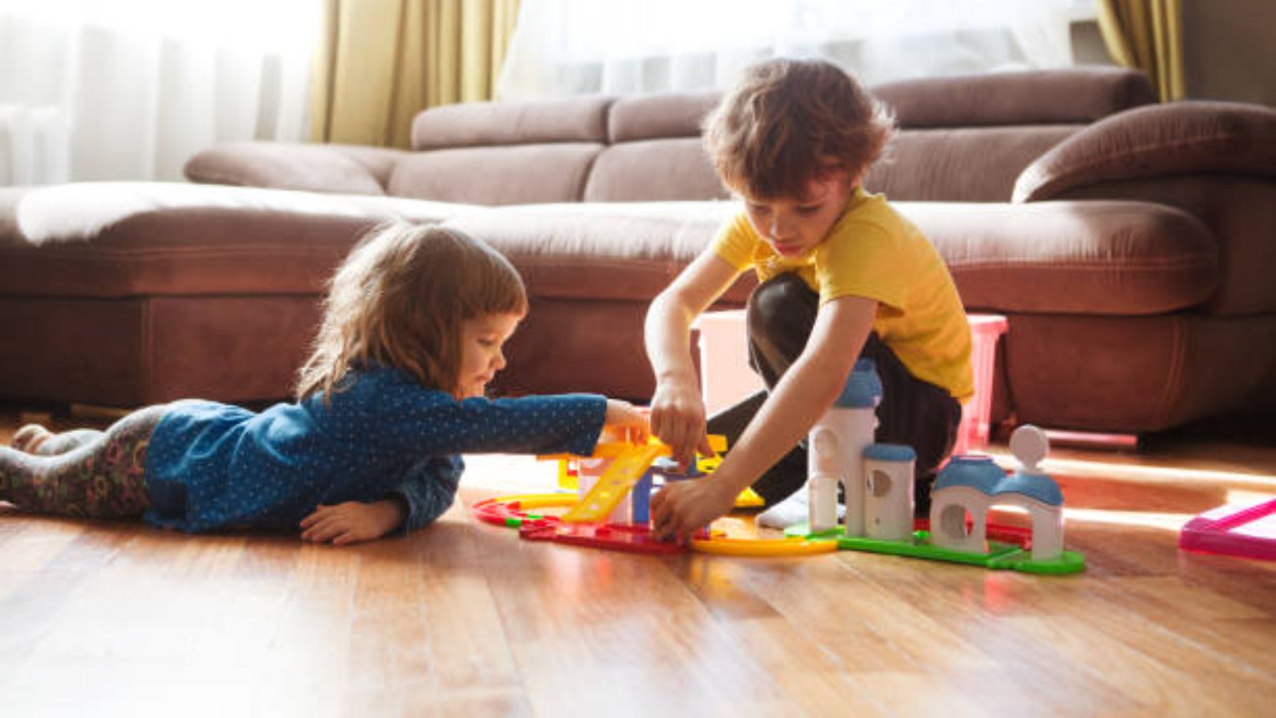 Dos hermanos jugando.