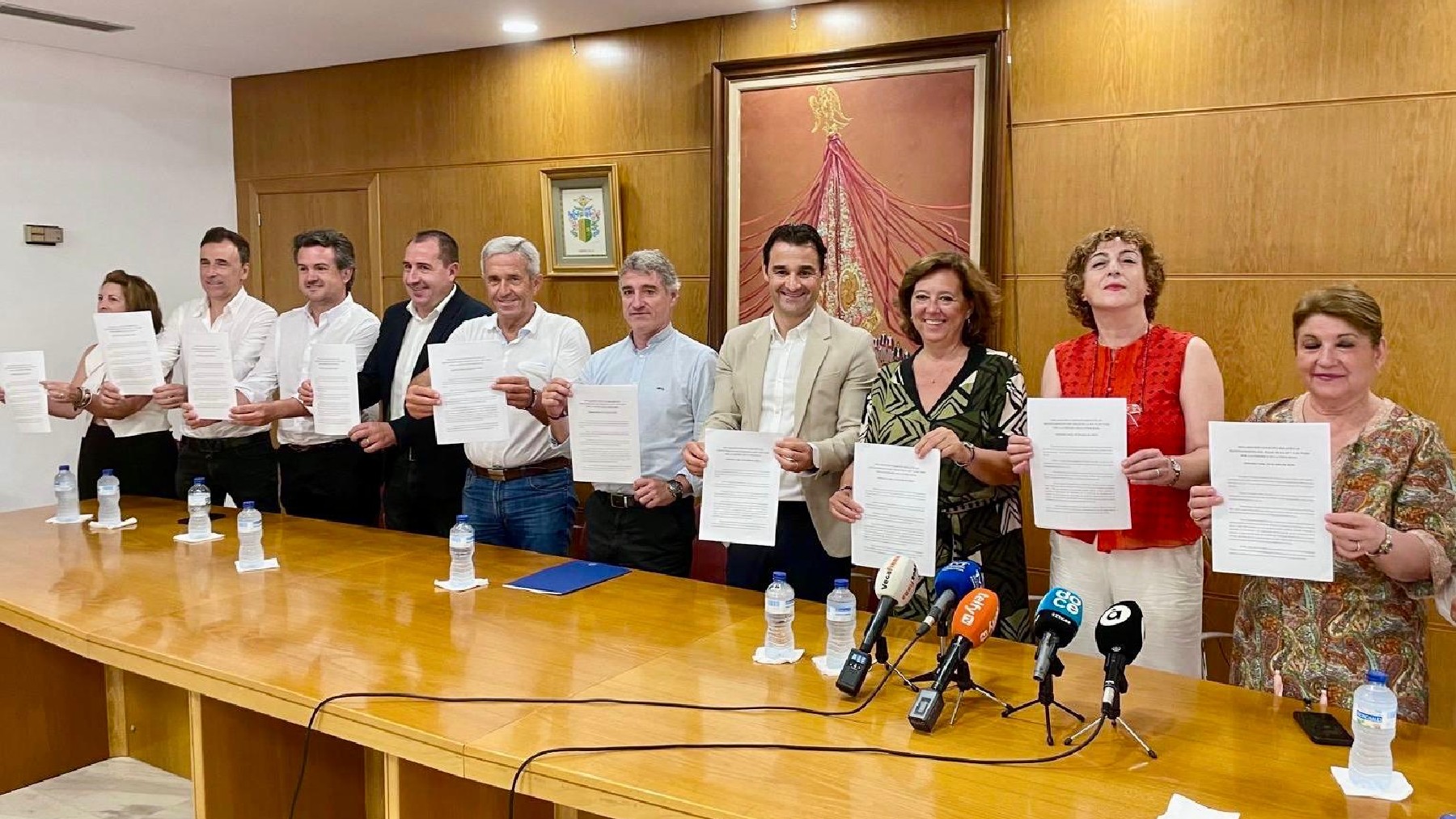 Los alcaldes de la Vega Baja con el manifiesto contra Óscar Puente.