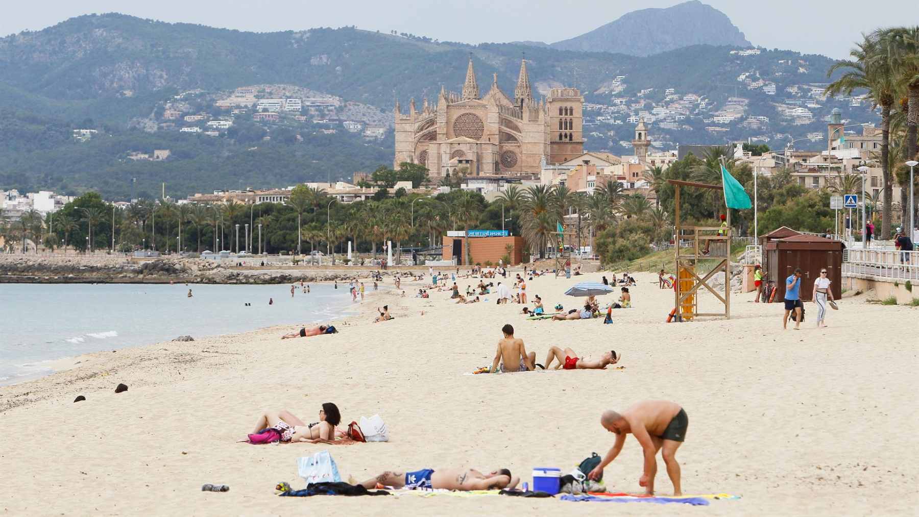 Bañistas en una playa de Palma (Europa Press).
