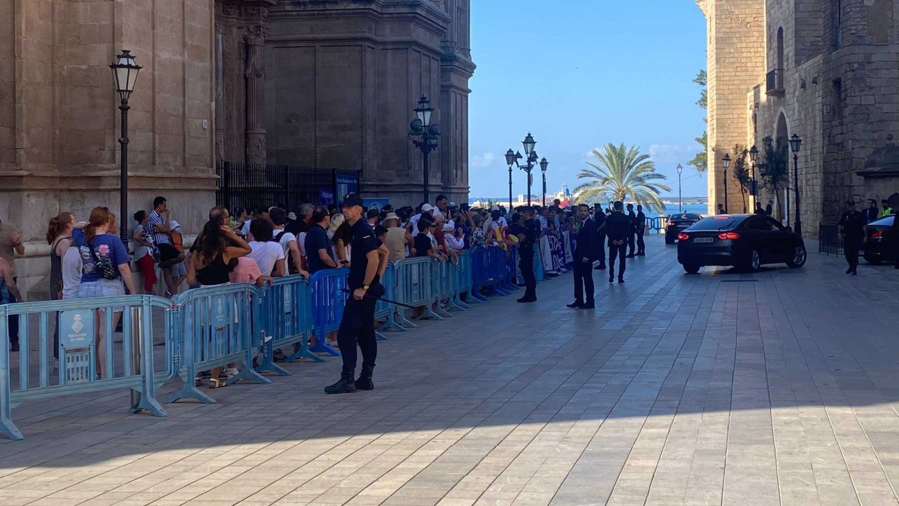 Personas concentradas frente al Palacio de la Almudaina de Palma en apoyo al Rey Felipe VI (Europa Press)