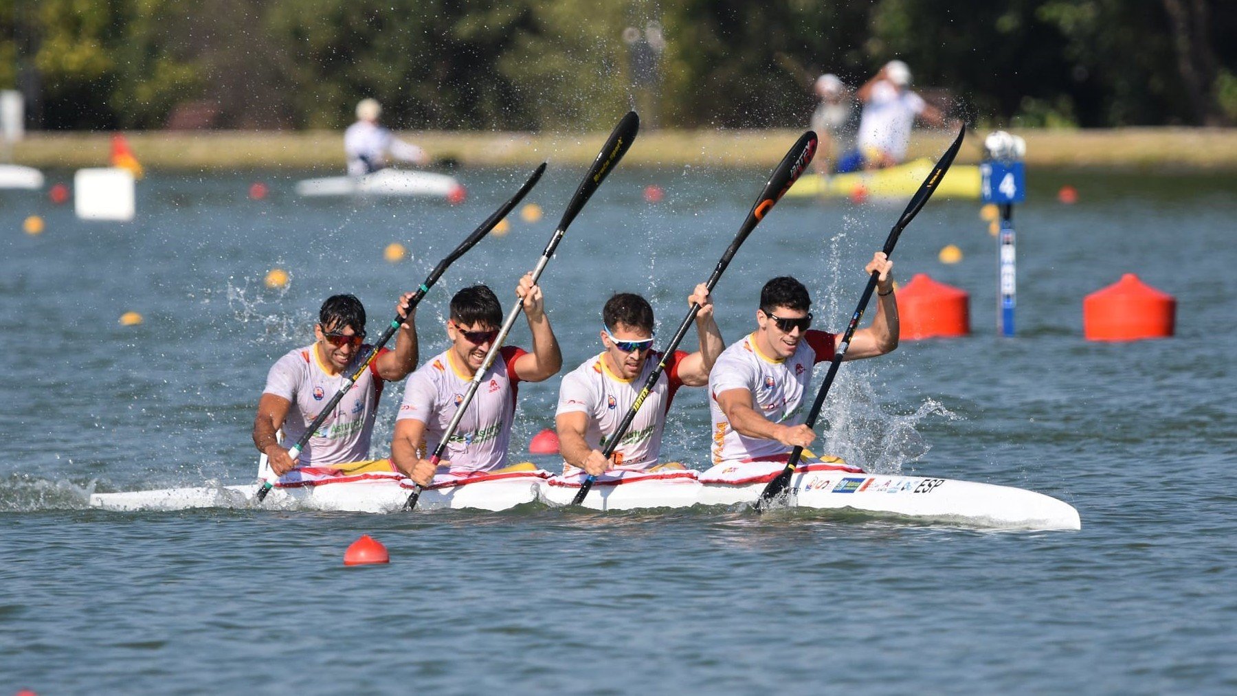 Graneri, el primero en la piragua.