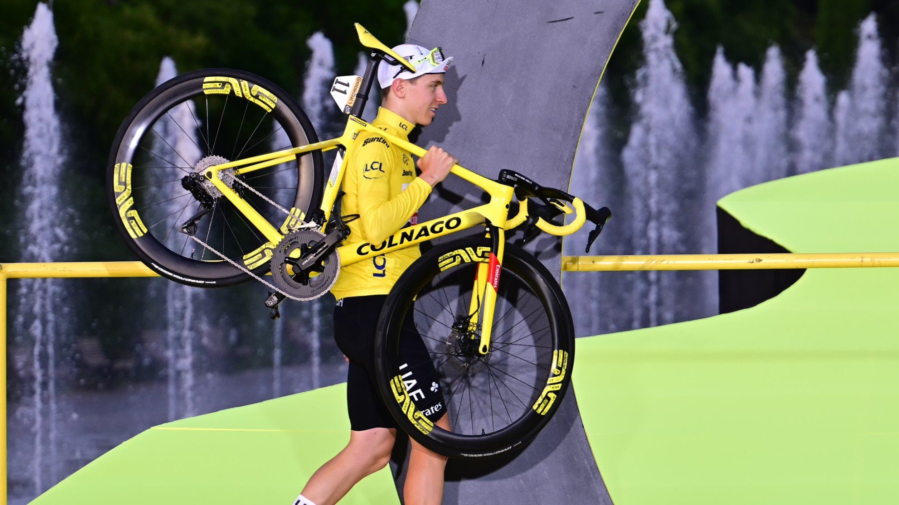 Tadej Pogacar, en el podio del Tour. (EFE)