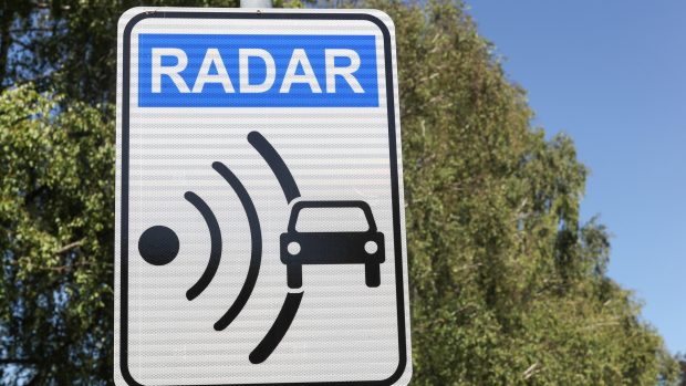 Una señal de radar en primer plano en la carretera.