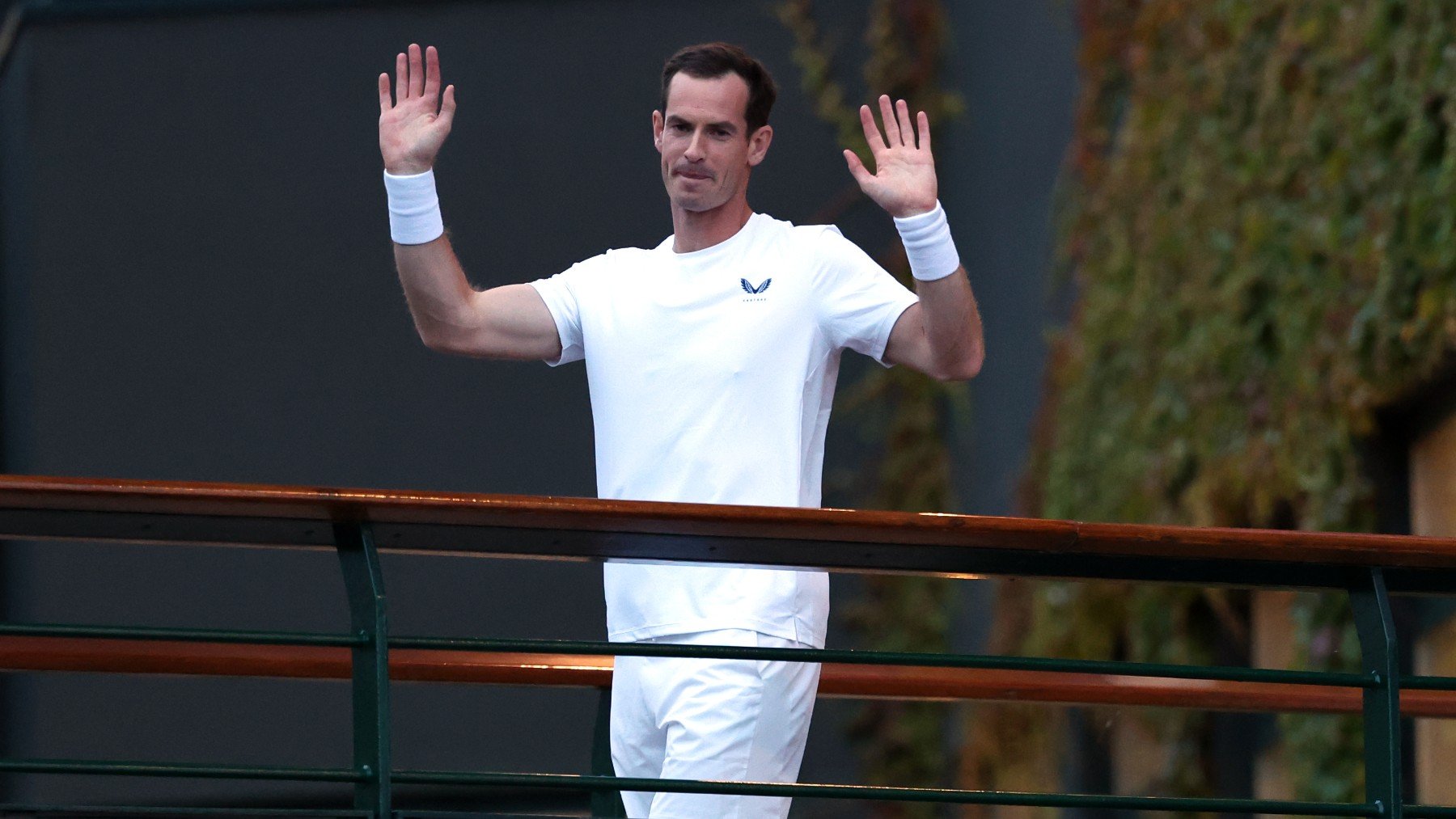 Andy Murray saluda a los aficionados tras su último partido en Wimbledon 2024. (Getty)