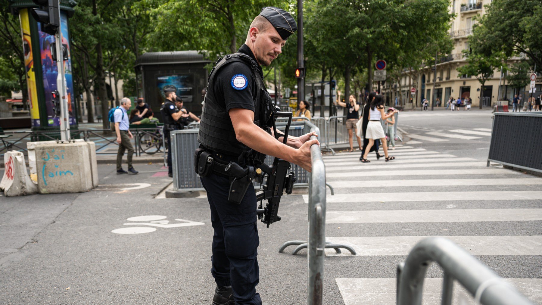 Un policía en un dispositivo de seguridad en París. (Foto: EP)