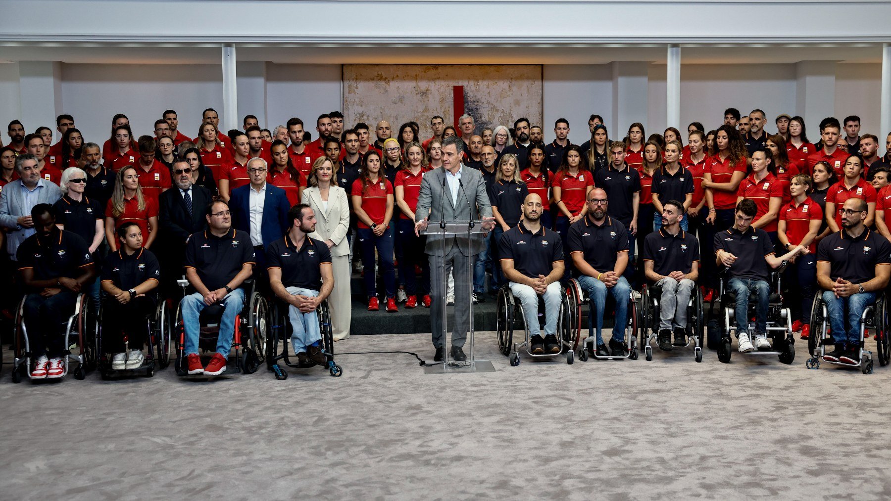 Pedro Sánchez junto a los olímpicos y paralímpicos españoles en Moncloa. (EFE)